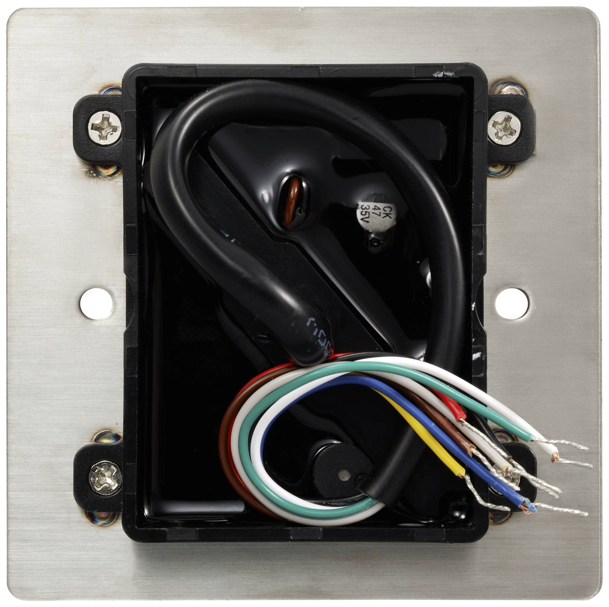 Ein geöffnetes elektrisches Anschlussgehäuse mit mehreren bunten Drähten, befestigt an einer Metallplatte mit sichtbaren Schrauben.