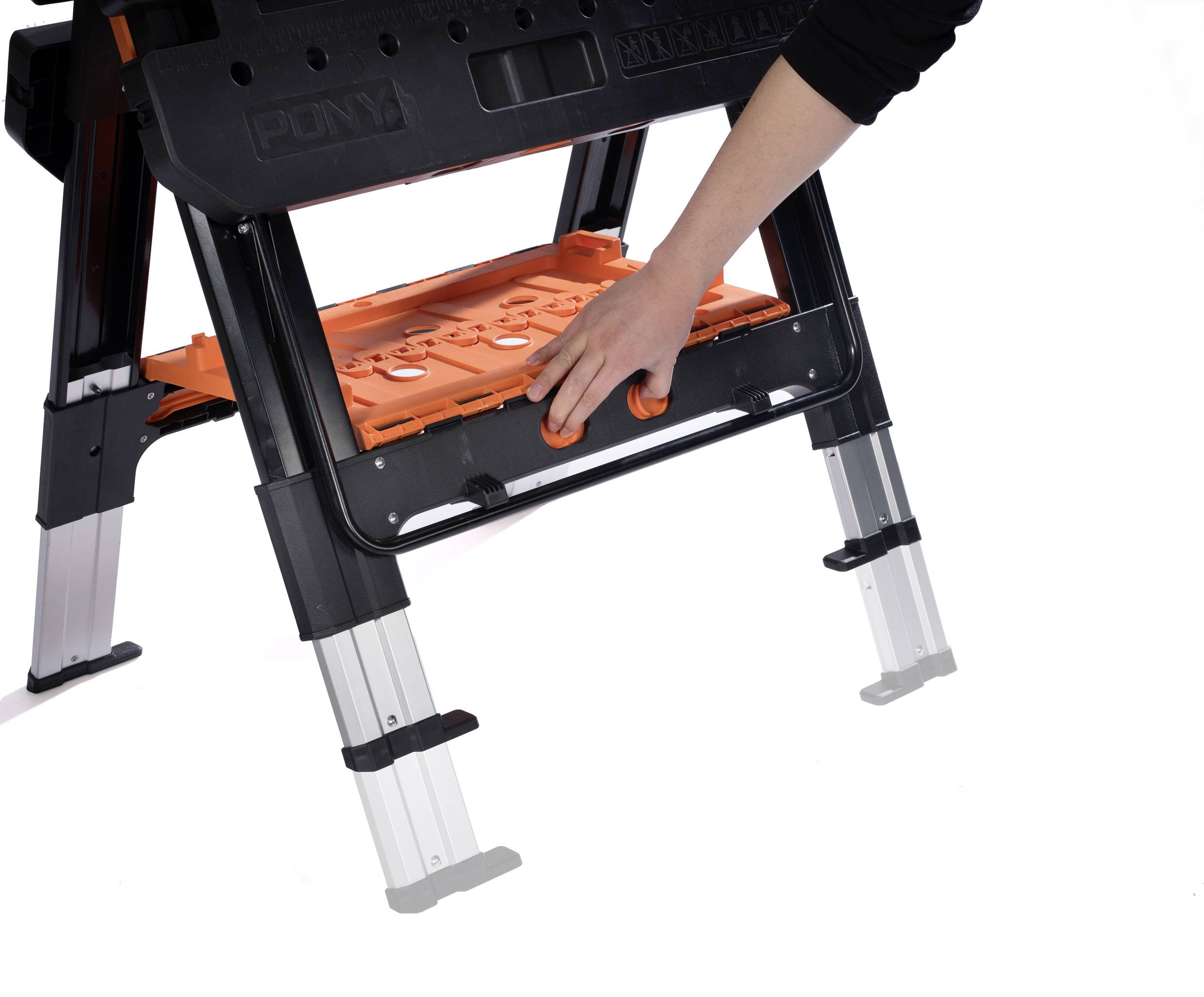 Sägegestell mit Hand, die eine orangefarbene Schaltfläche drückt, um etwas anzupassen oder zu arretieren.