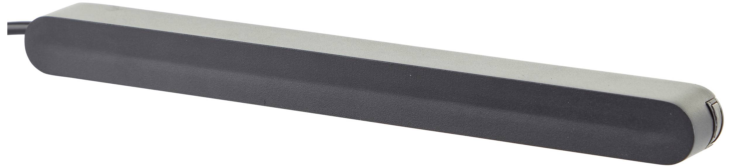 Ein rechteckiger, leicht geneigter, grauer und schwarzer Lautsprecher mit Kabelanschluss auf der linken Seite, horizontal ausgerichtet.