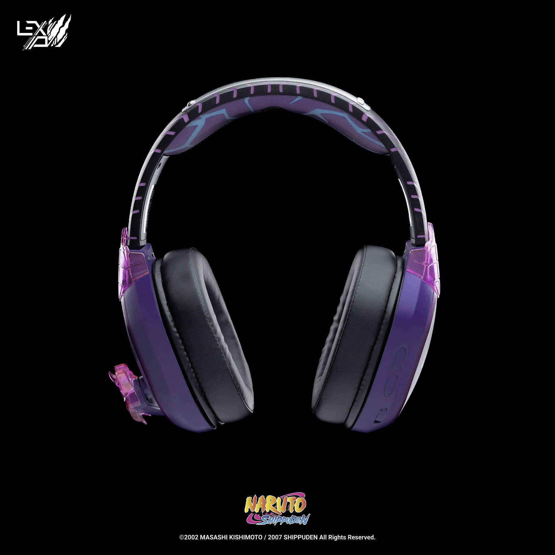 Ein schwarzer Kopfhörer mit lila Akzenten und Naruto Shippuden-Motiv auf einem schwarzen Hintergrund.