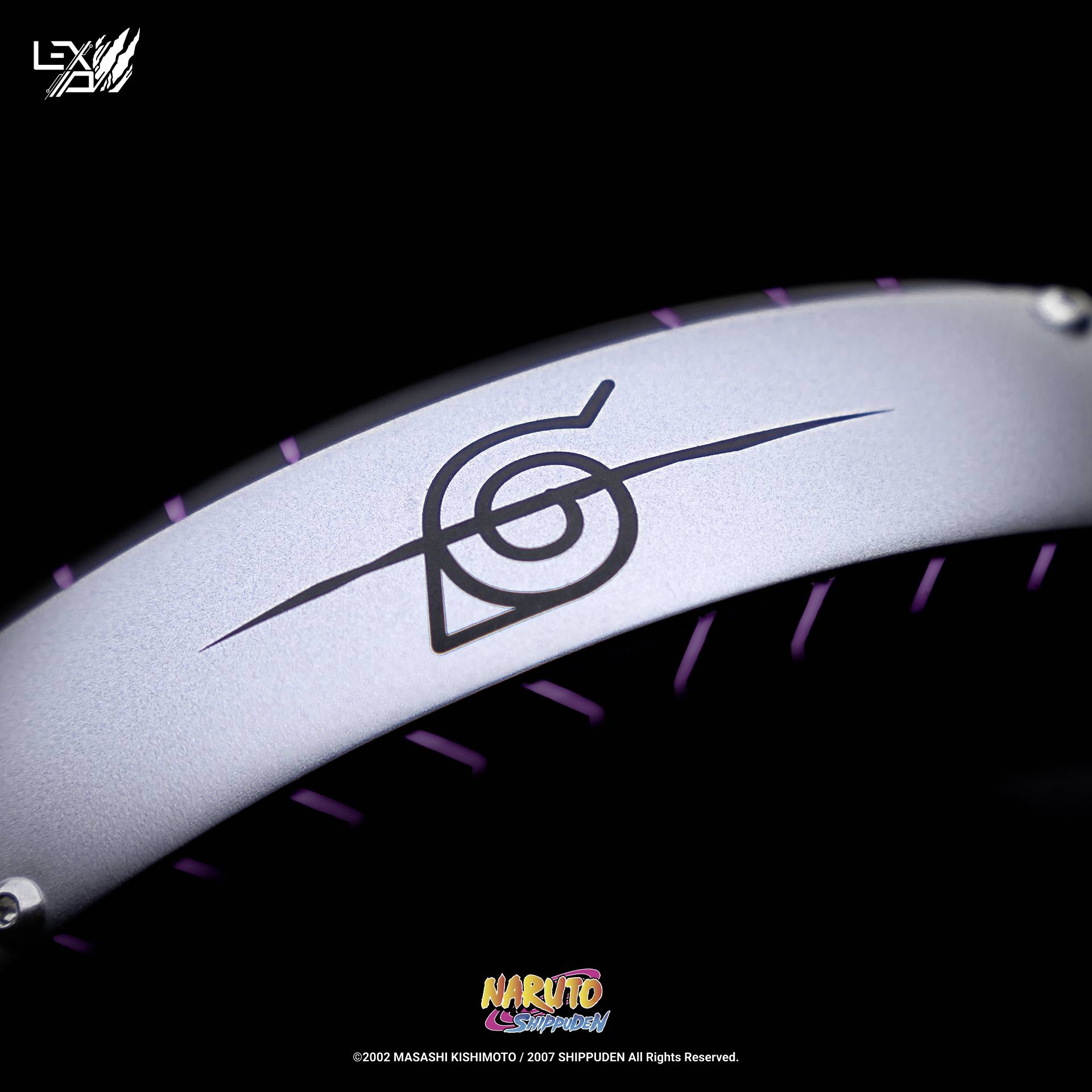 Ein Stirnband mit einem Symbol aus Anime und Manga, das aus einer durchgestrichenen Spirale besteht. Darunter steht 'Naruto Shippuden'.