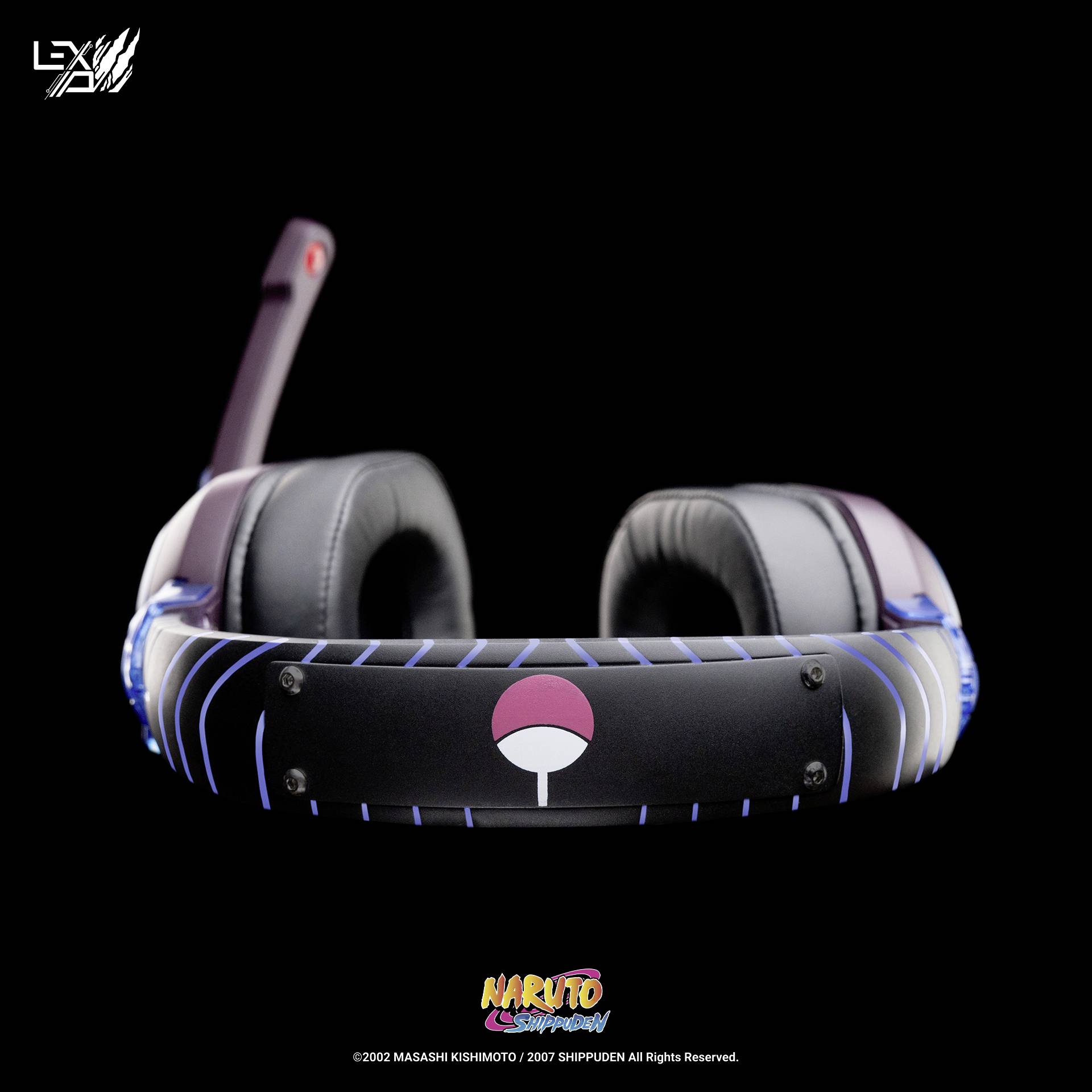 Gaming-Kopfhörer im 'Naruto'-Stil mit dem Uchiha-Logo auf schwarzem Hintergrund, designed von Lex.