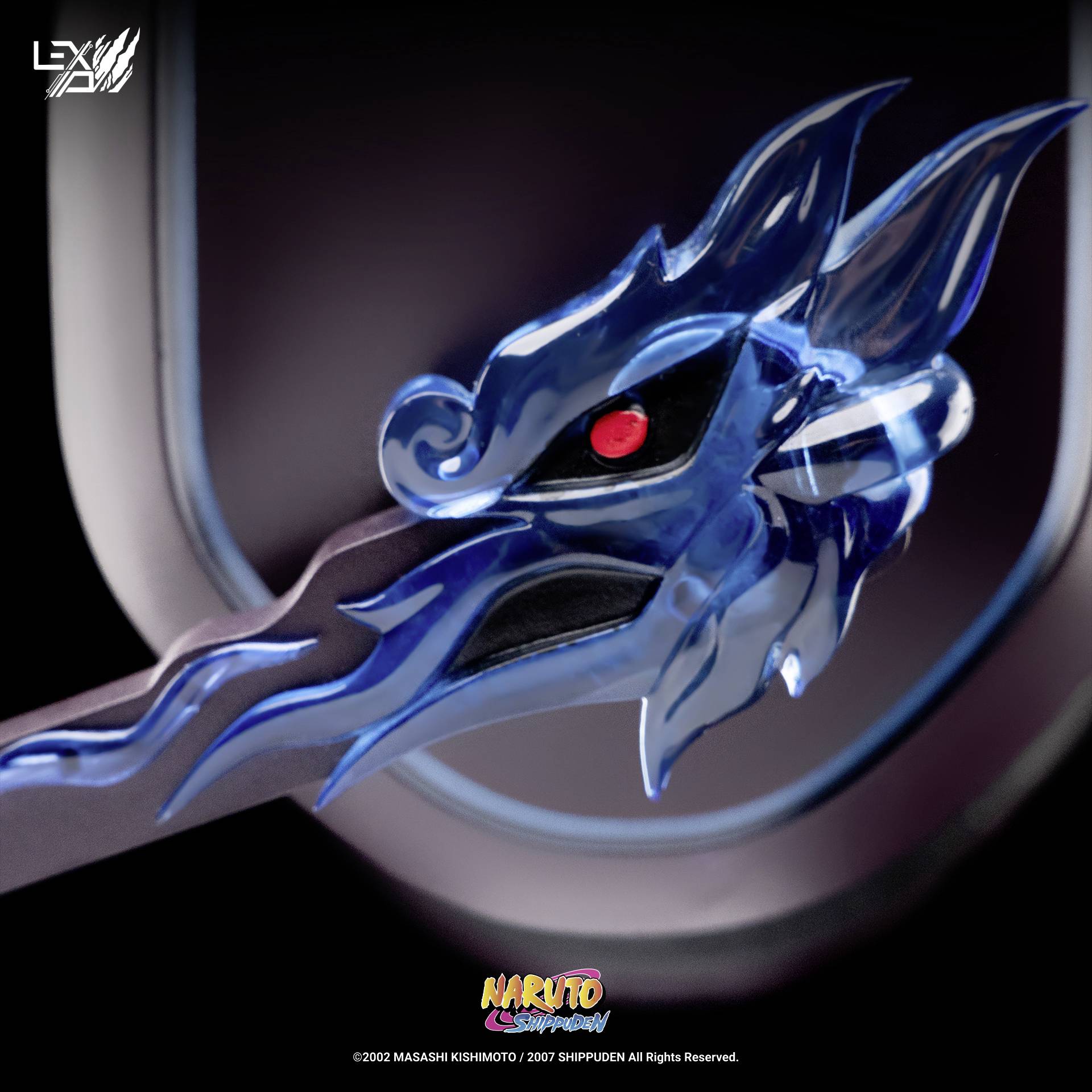 Ein blauer Drache mit rotem Auge und spitzen Zähnen, Teil eines Designs in Anlehnung an 'Naruto Shippuden'; künstlerisches Motiv.