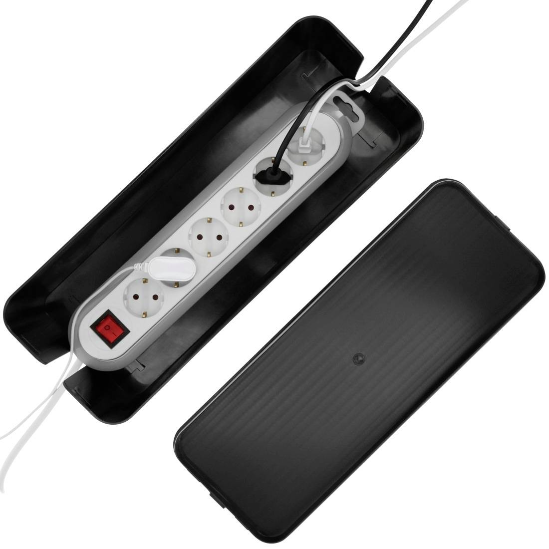 Mehrfachsteckdose mit vier Steckplätzen und rotem Schalter, teilweise in schwarzem Kabelmanagementkasten versteckt.