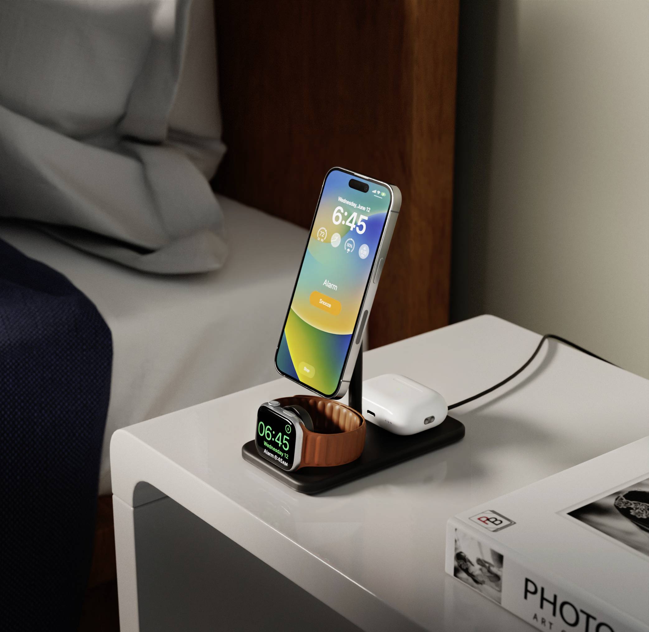 Smartphone lädt auf einem Nachtisch-Ständer neben einem Bett. Eine Smartwatch zeigt 6:45 an. Ladegerät und Kopfhörer sind ebenfalls sichtbar.