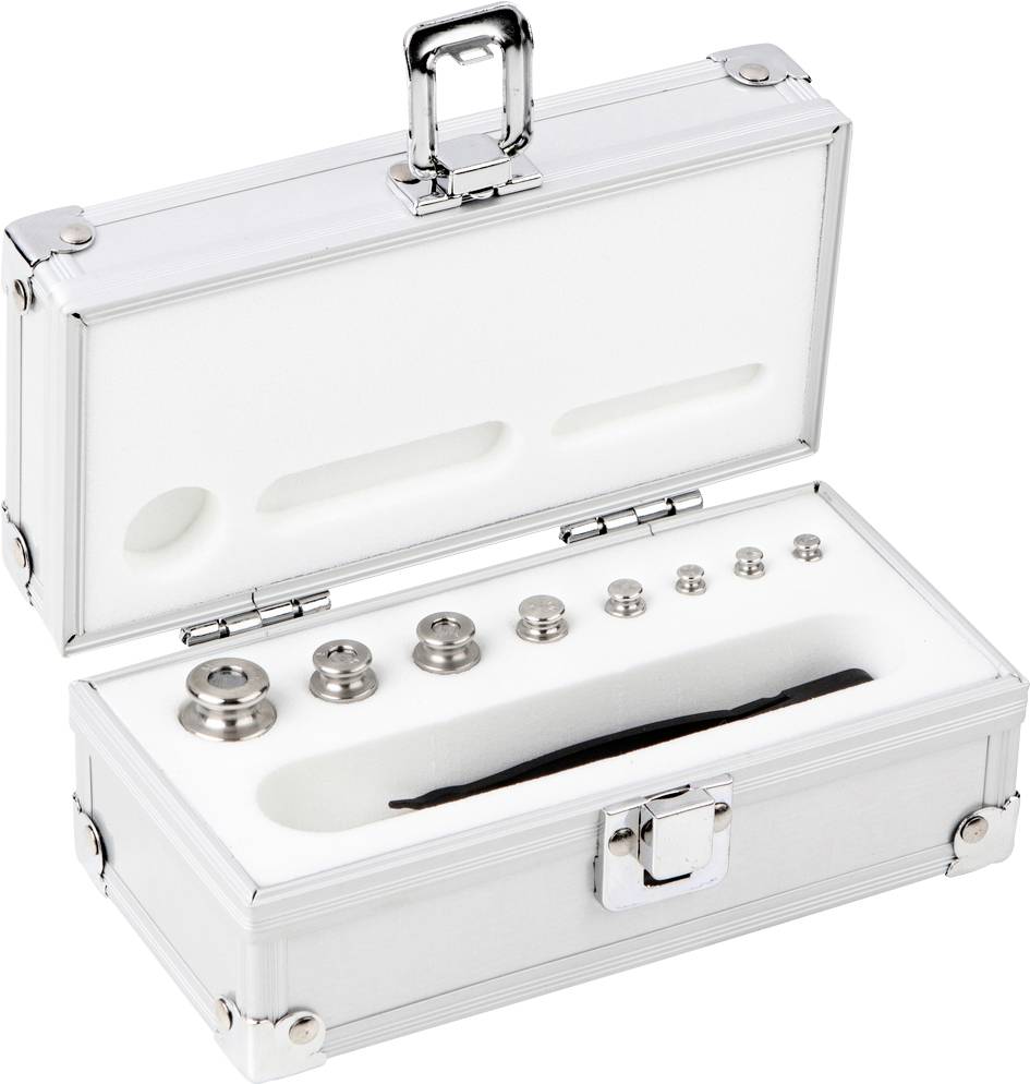 Ein silberner Koffer mit geöffnetem Deckel, darin verschiedene Gewichtsstücke in Schaumstoffeinlagen sortiert, dient zur Kalibrierung.