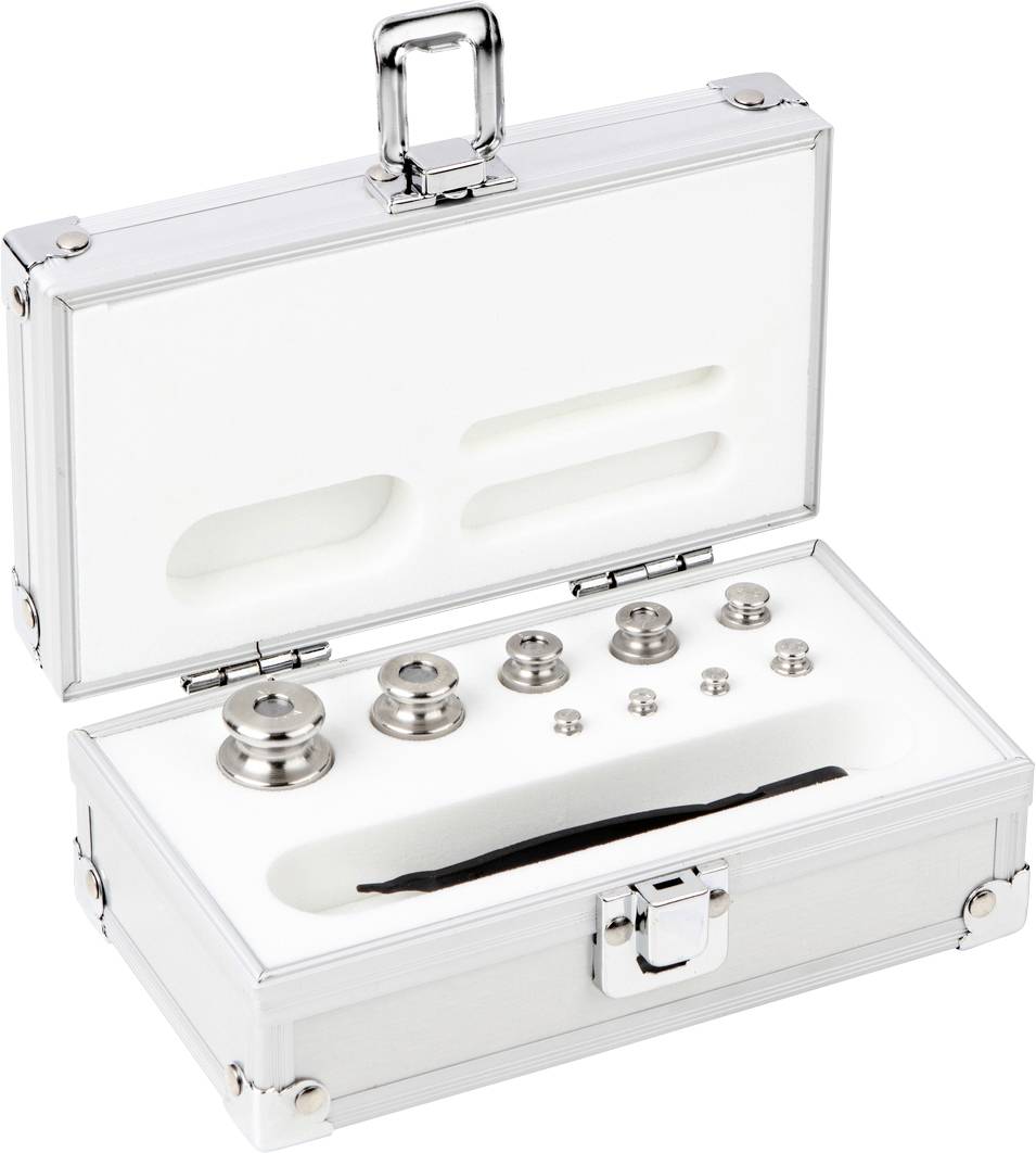 Ein offener silberner Koffer zeigt mehrere metallische Gewichte unterschiedlicher Größe und eine Pinzette in weißer Schaumstoffauskleidung.