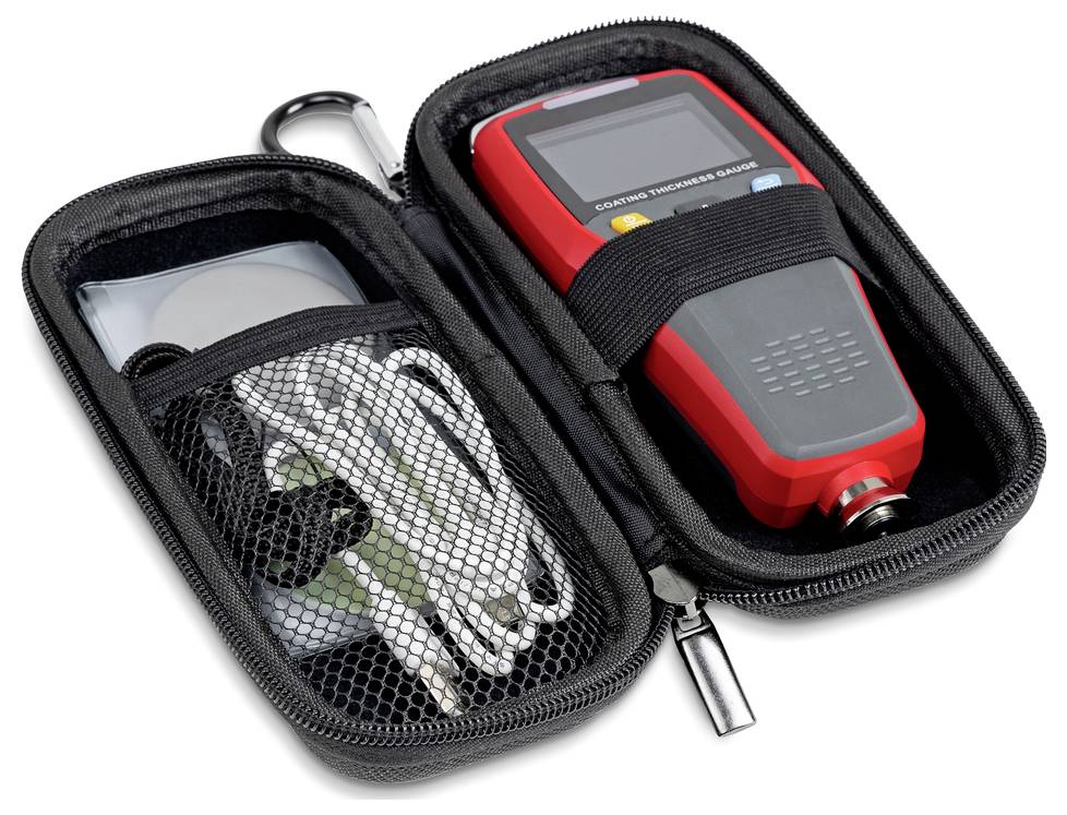 Ein beschichtungsdickenmessgerät in einem offenen Etui mit Reißverschluss. Es enthält Kabel und weiteres Zubehör.