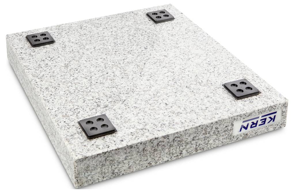 Granitplatte mit grauer, gesprenkelter Oberfläche und schwarzen Füßen an jeder Ecke.