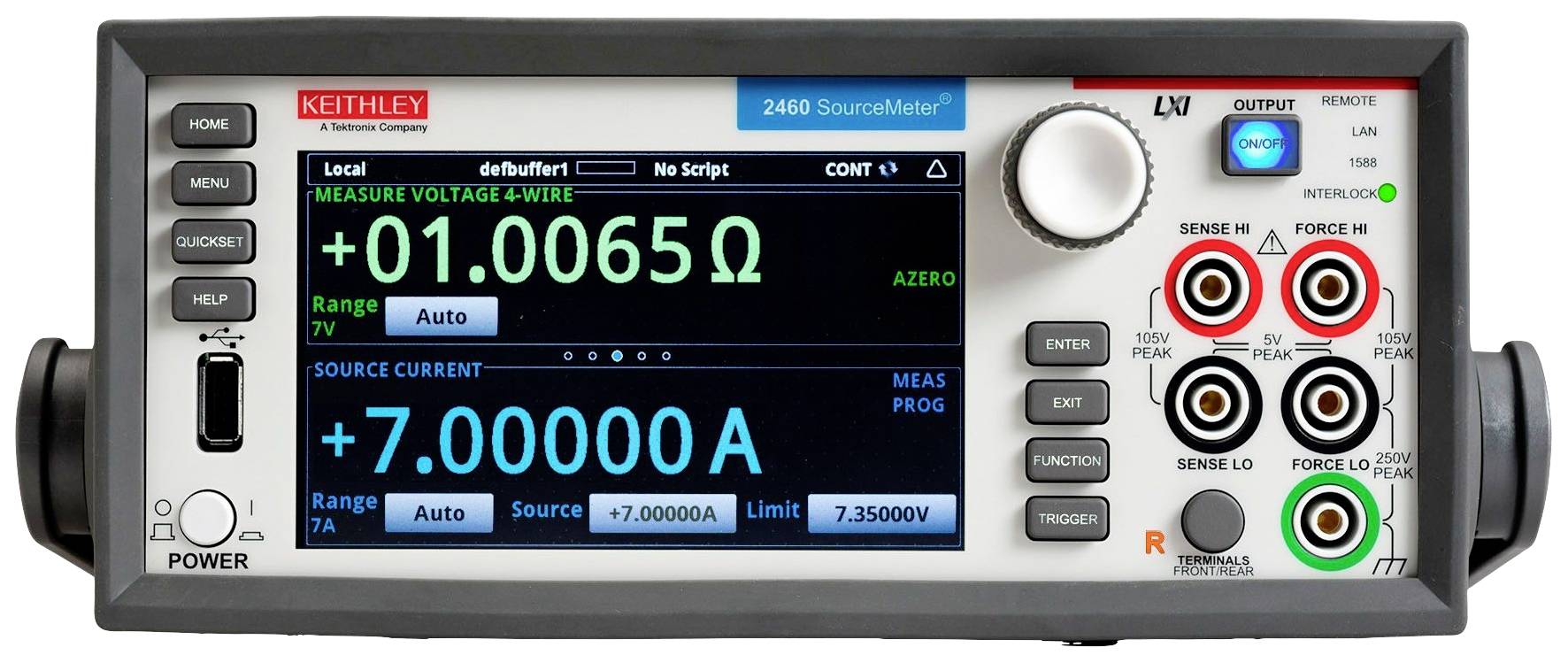 Elektronisches Messgerät mit Displayanzeige: 'MEASURE VOLTAGE - 01.0065Ω', 'SOURCE CURRENT - 7.00000A'. Mehrere Anschlussbuchsen auf der rechten Seite.