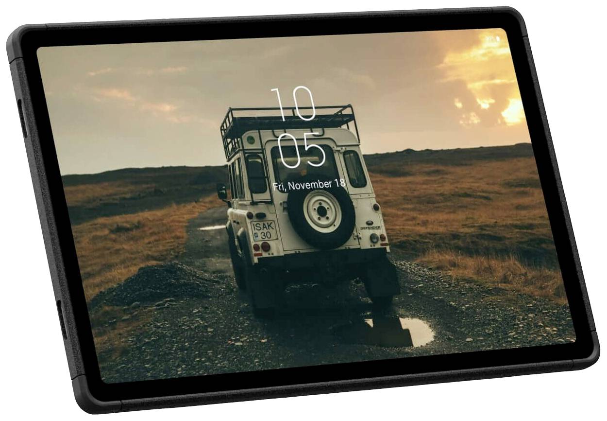 Ein Geländewagen fährt auf einem steinigen Pfad durch eine weitläufige, abgelegene Landschaft bei Sonnenuntergang.