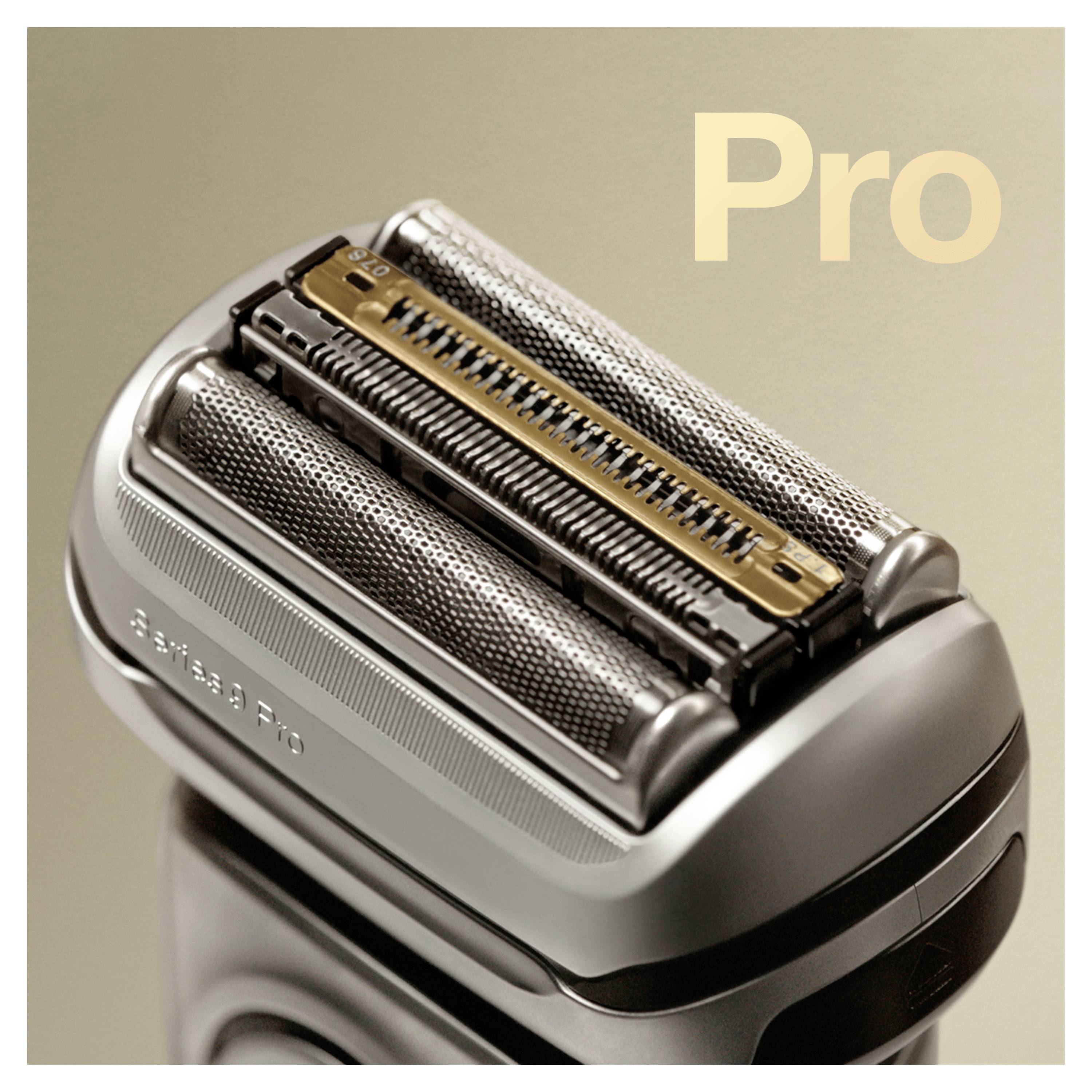 Elektrischer Rasierer mit doppelten Scherfolien und goldfarbenem Mitteltrimmer auf Nahaufnahme. Markenschriftzug 'Series 9 Pro'.