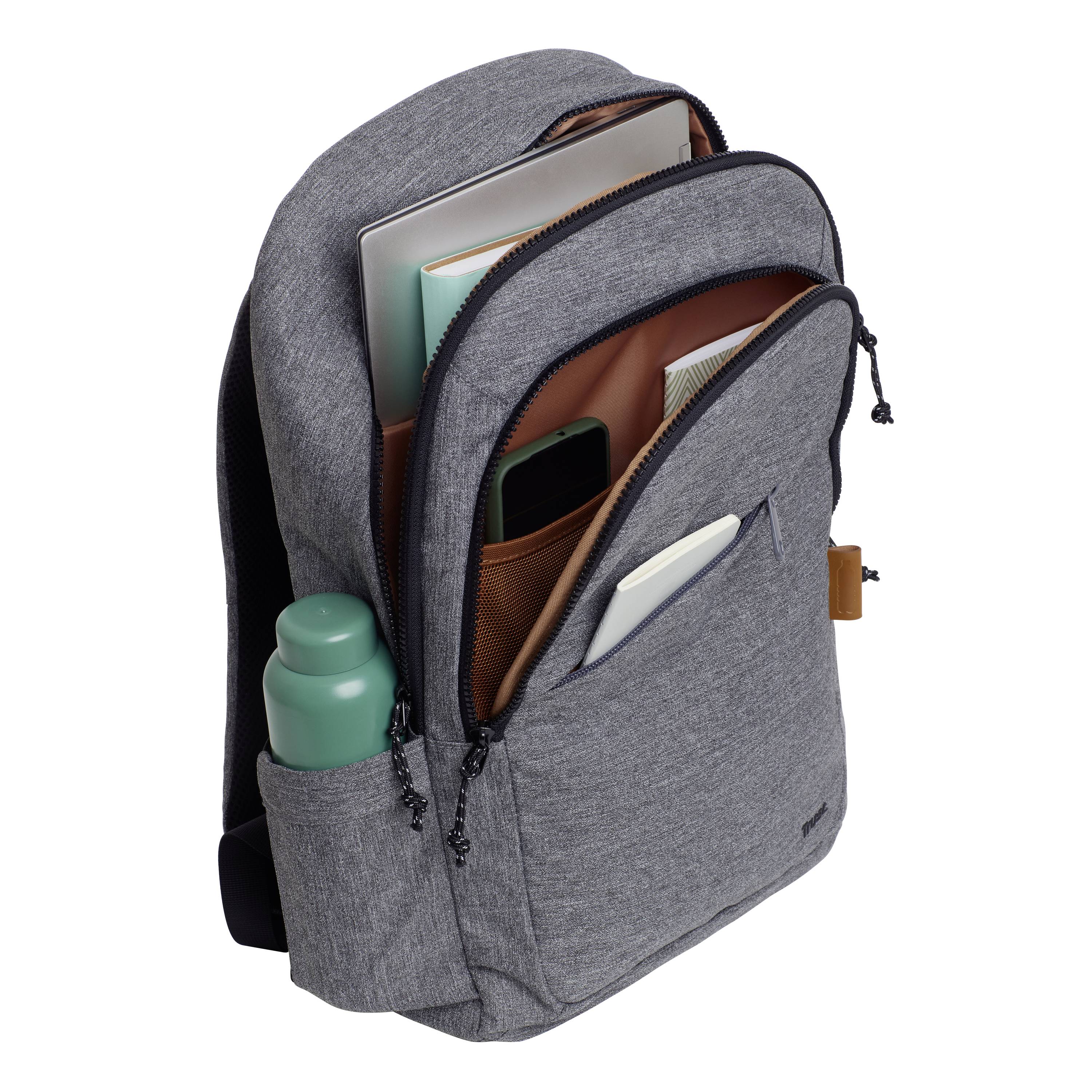 Grauer Rucksack mit drei Reißverschlussfächern, gefüllt mit Notizbüchern, Tablet, Wasserflasche und Taschenbuch. Ideal für Pendler.
