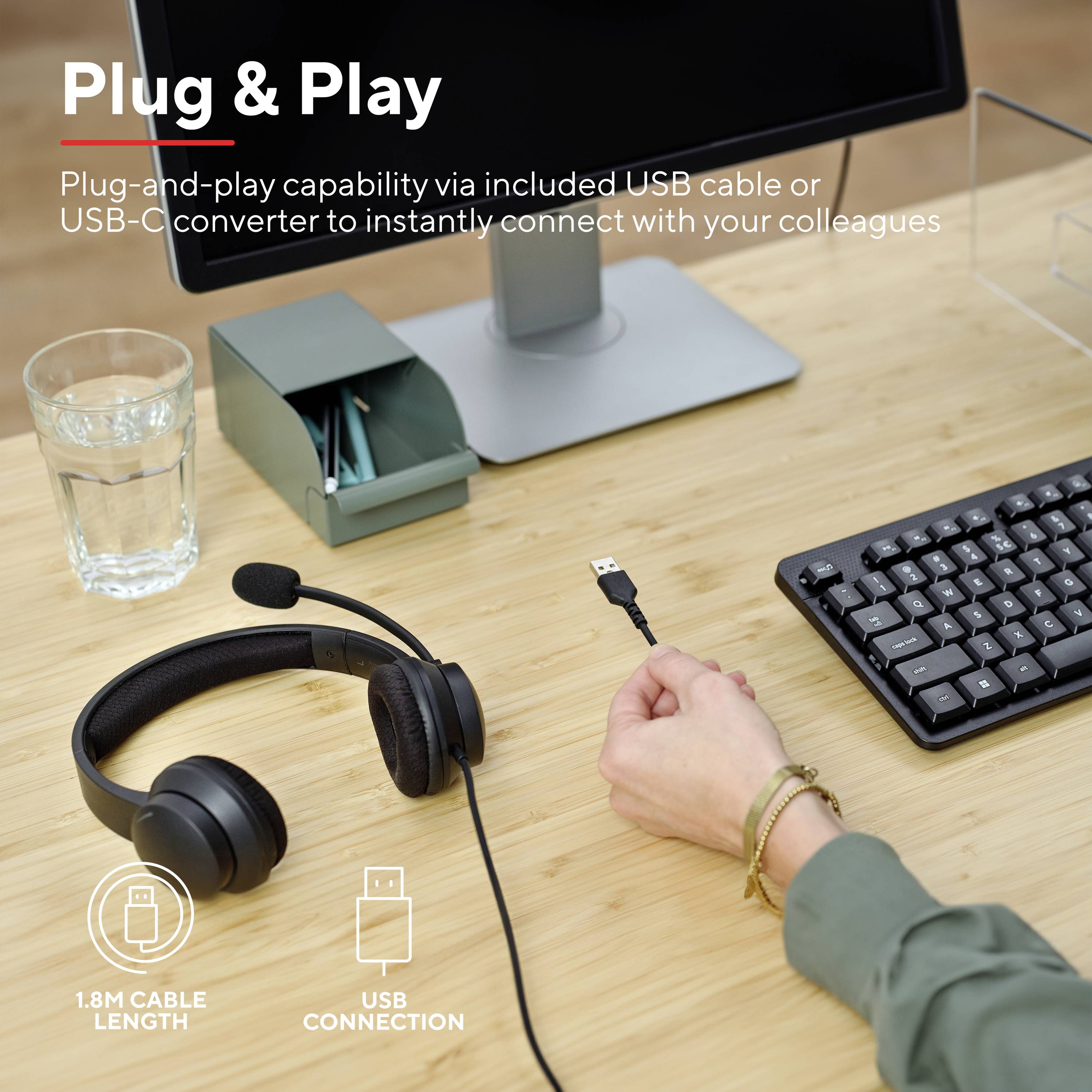 Arbeitsplatz mit Computer, Tastatur, Kopfhörern und USB-Kabel. Person hält Kabel, um es anzuschließen. Text: 'Plug & Play.'