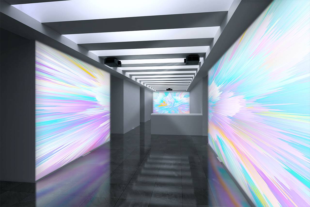 Ein moderner Kunstgalerie-Raum mit hellem, abstraktem Wanddesign in Pastellfarben. Der Raum ist mit glänzendem, dunklem Boden gestaltet.