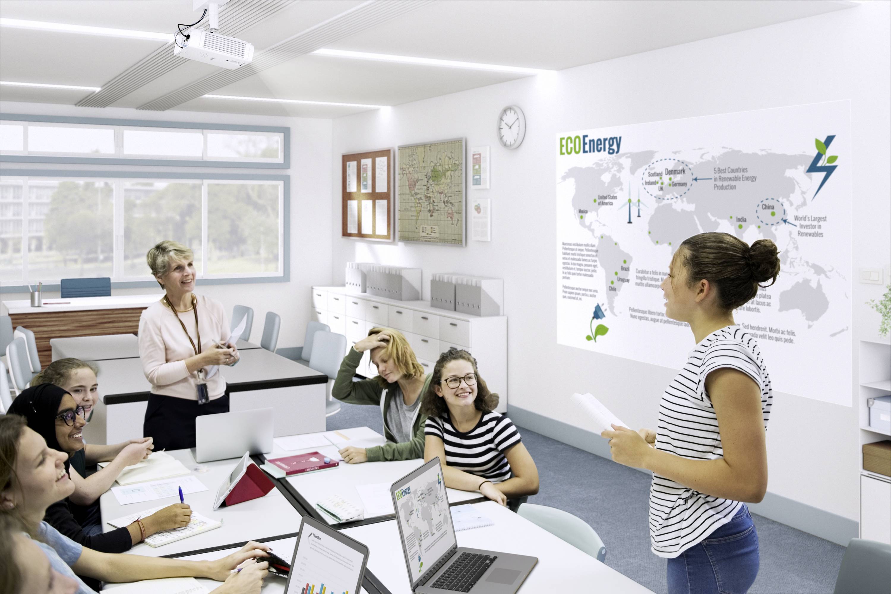 Eine Frau präsentiert in einem modernen Konferenzraum Informationen über 'ECO Energy' anhand einer Weltkarte. Menschen hören aufmerksam zu und verwenden Laptops.