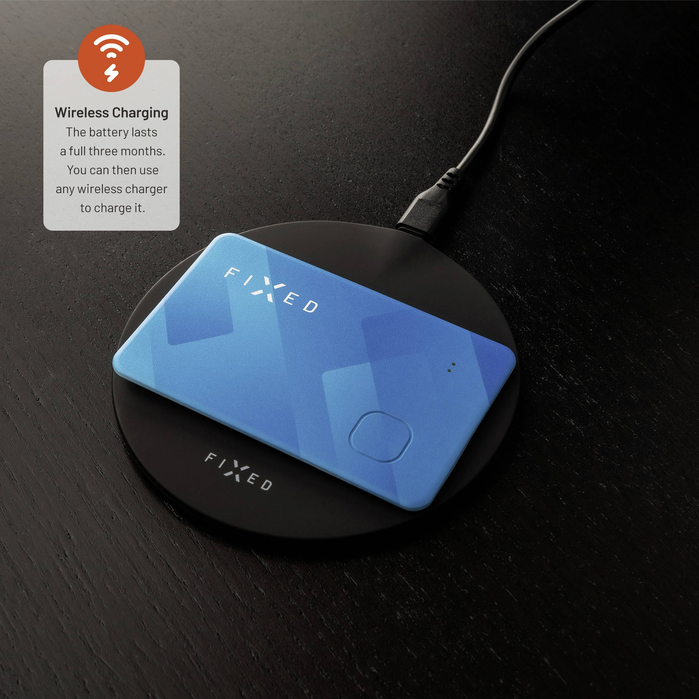 Blauer kabelloser Tracker mit 'FIXED' Logo auf einer schwarzen Ladestation. Text: 'Wireless Charging. The battery lasts a full three months. You can then use any wireless charger to charge it.'