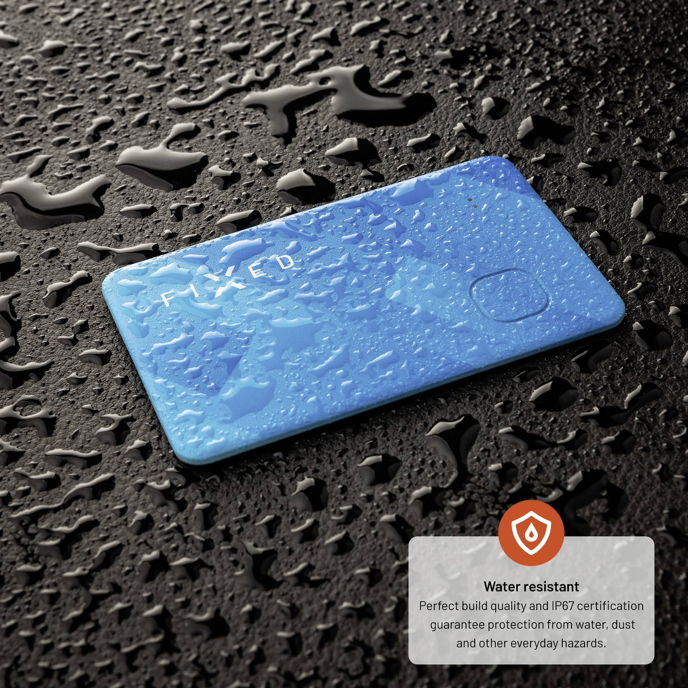 Eine blaue, wasserresistente Karte mit Regentropfen liegt auf einer nassen Oberfläche. Text zeigt Wasserbeständigkeit und IP67-Zertifizierung.