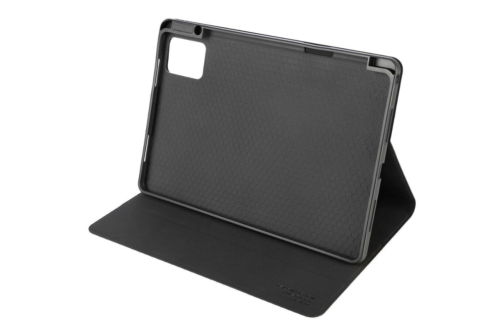 Schwarzes Tablet-Etui im Aufstellmodus, mit offenem Deckel. Schützt das Gerät und bietet eine praktische Standfunktion.