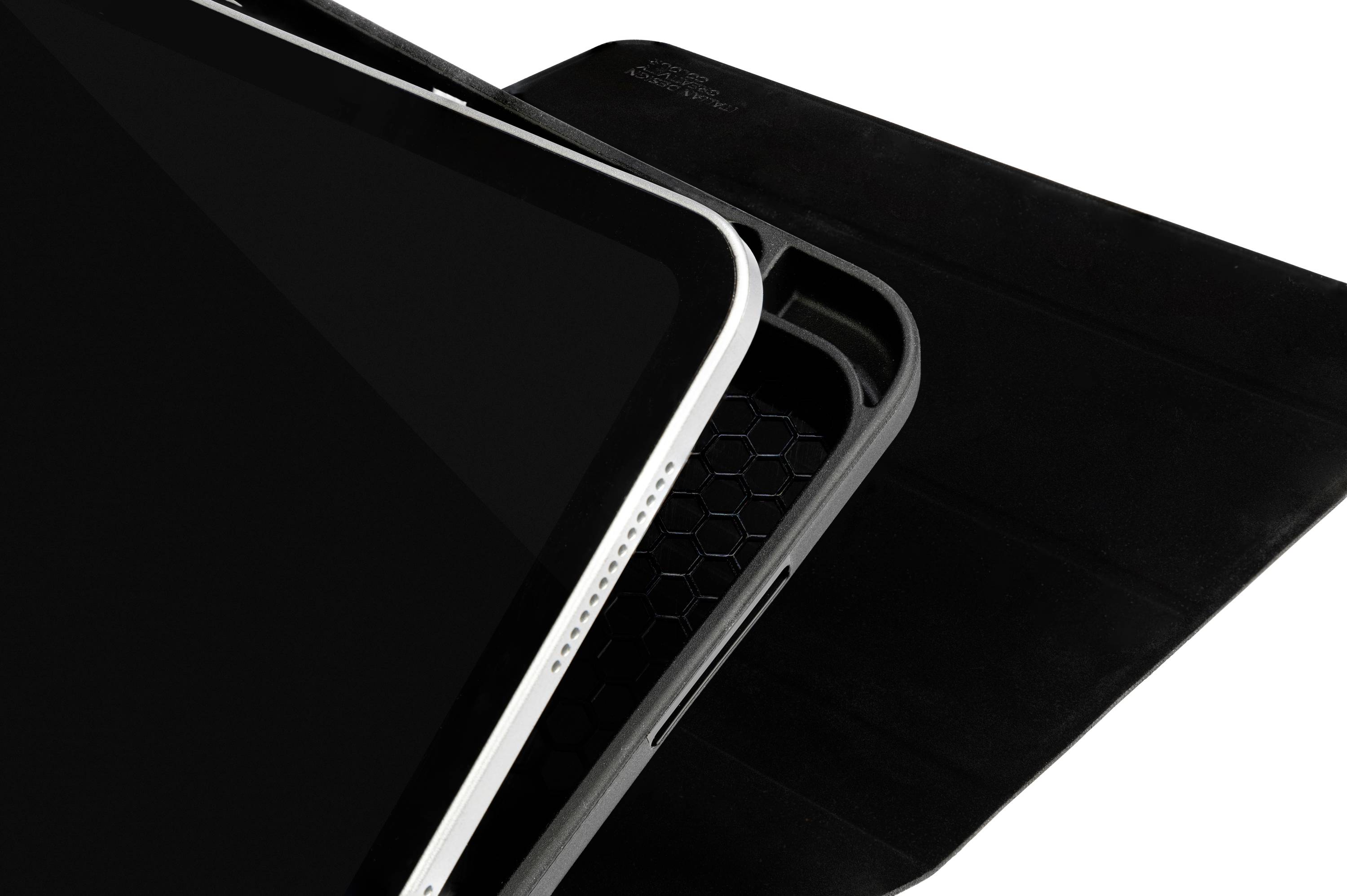 Ein Tablet mit Schutzhülle ist teilweise geöffnet dargestellt. Die Schutzhülle hat ein wabenartiges Muster auf der Innenseite.