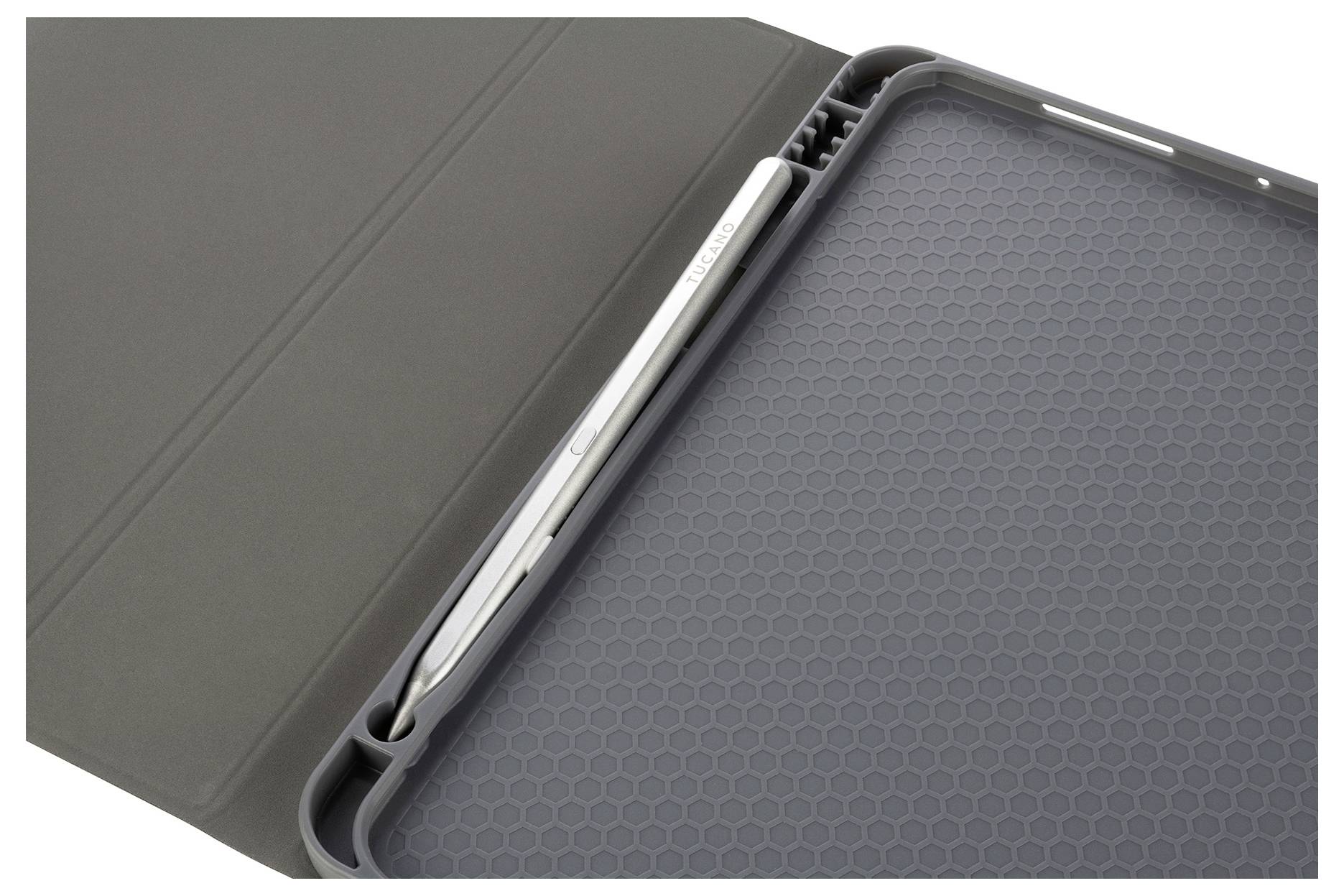 Schwarze Tablet-Schutzhülle offen, die einen integrierten Stylus oder Stift zeigt, der in dem Seitenschlitz neben dem Tablet-Fach gelagert ist.