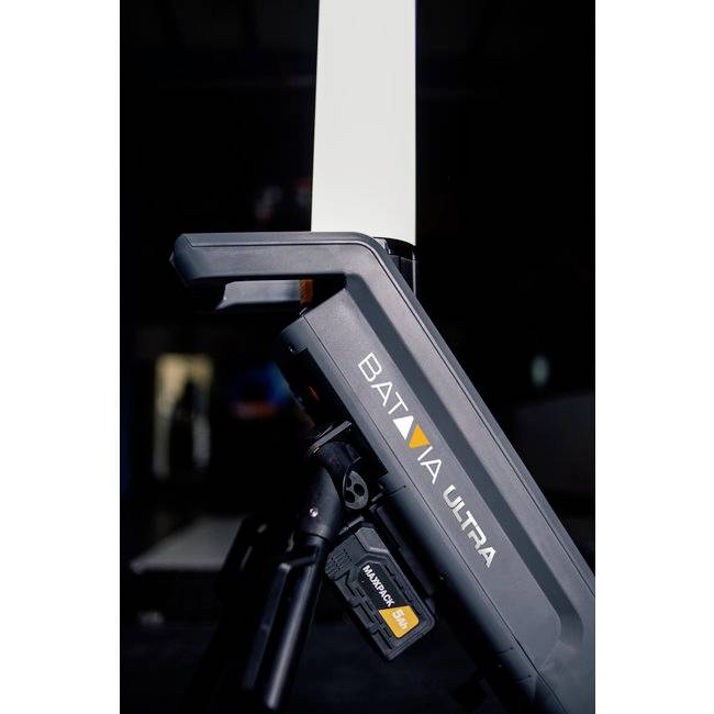 Ein vertikales Anzeigegerät mit der Aufschrift 'BATAVIA ULTRA', montiert auf einem Stativ. Ein kleiner gelber Bereich zeigt '40 Ah'.