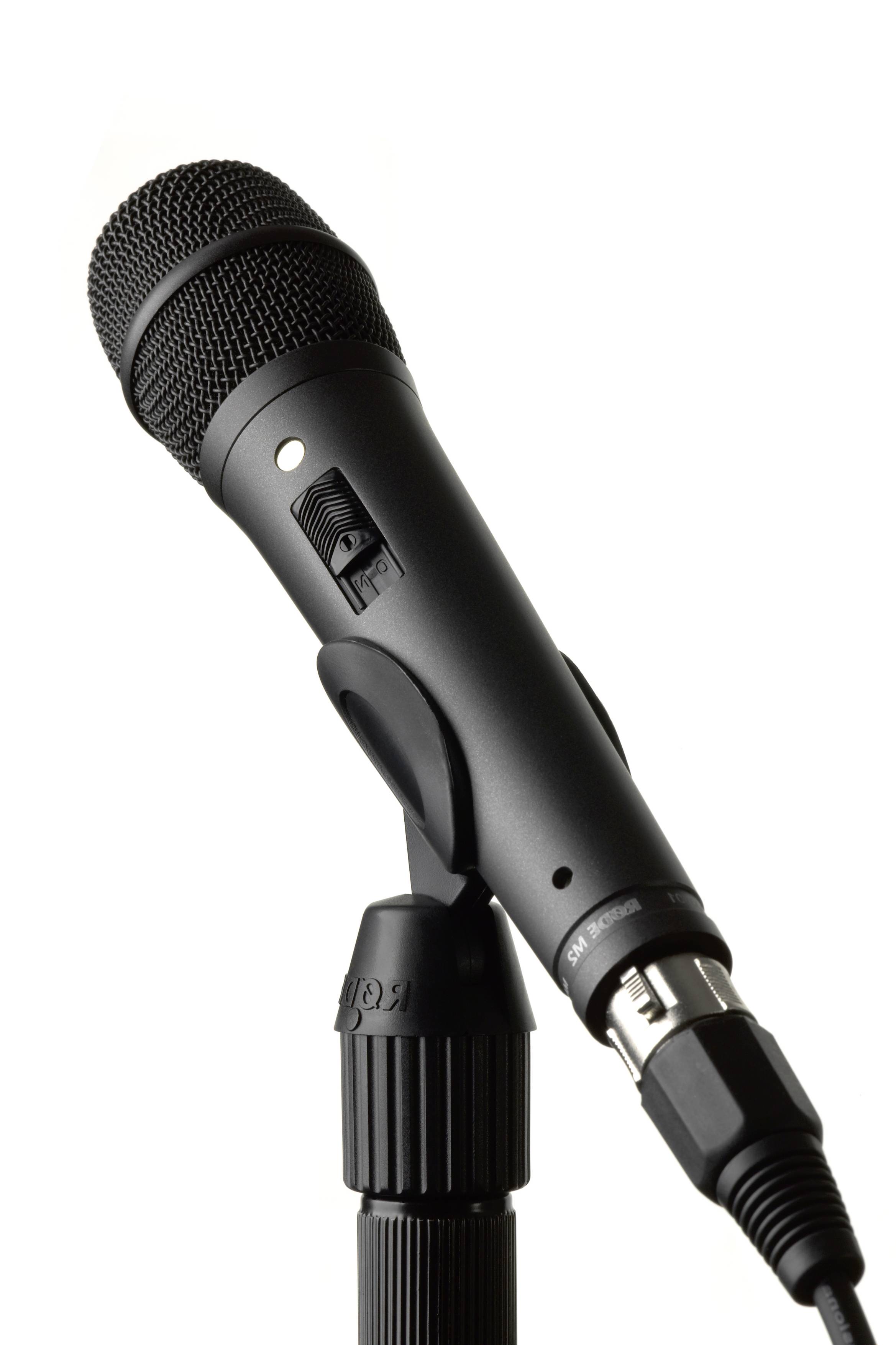 Schwarzes Mikrofon auf Ständer, leicht nach vorne geneigt, vor neutralem Hintergrund.