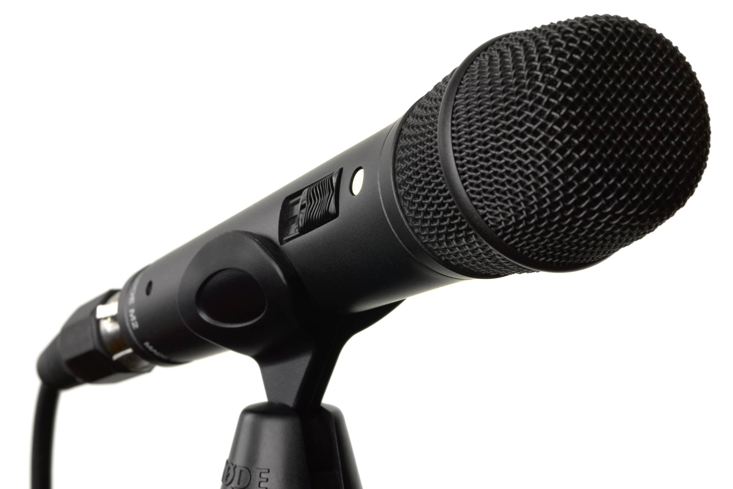Ein schwarzes Mikrofon auf einem Ständer, bereit für eine Aufnahme oder Präsentation.