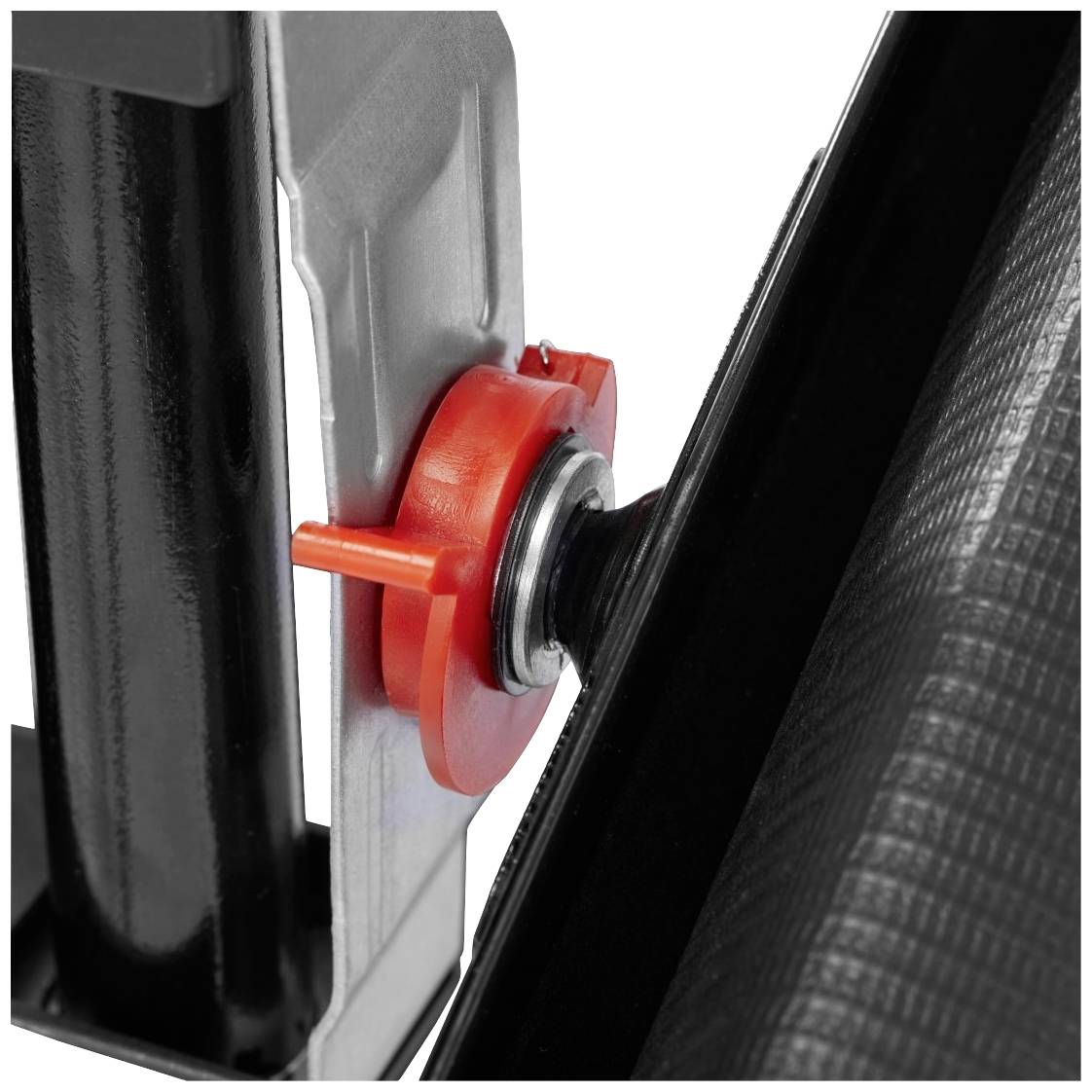 Ein roter Kunststoffstopper zwischen einem schwarzen und einem silbernen Metallteil an einem Laufband zur Stabilisierung der Struktur.