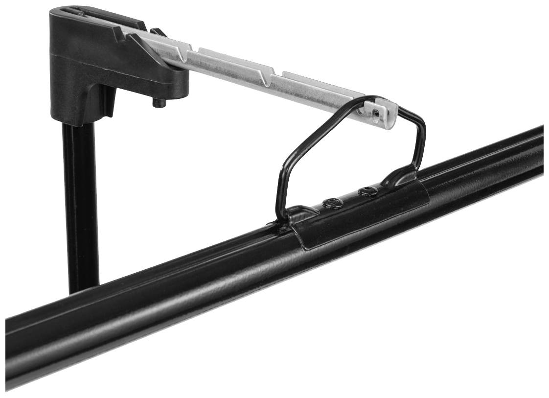Eine schwarze Querträgerhalterung mit integriertem Verriegelungssystem, montiert an einer Dachreling.