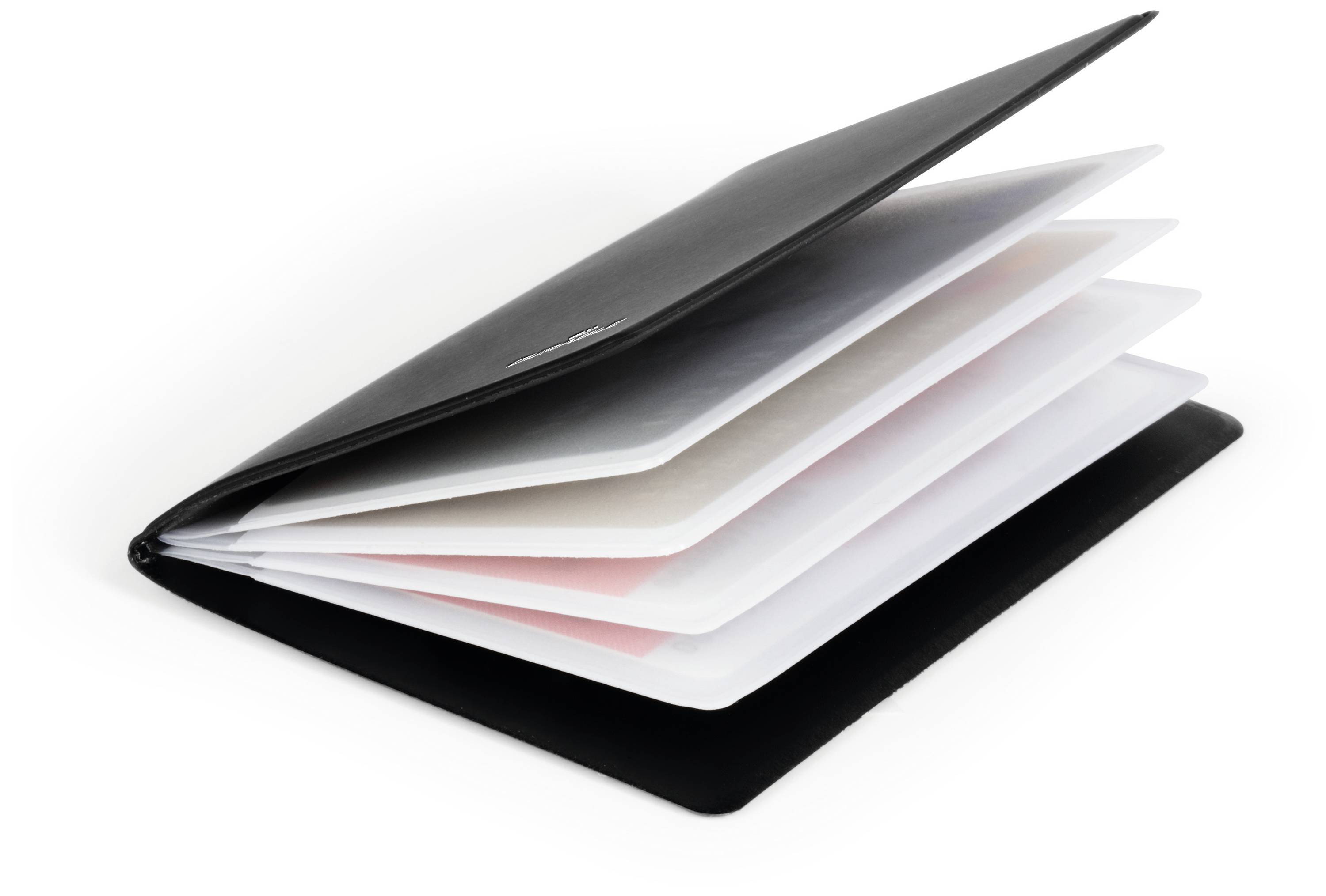 Ein offener schwarzer Ordner mit mehreren transparenten Plastikfolien, teilweise sichtbar in Weiß und Rosa, zur Aufbewahrung von Papier.