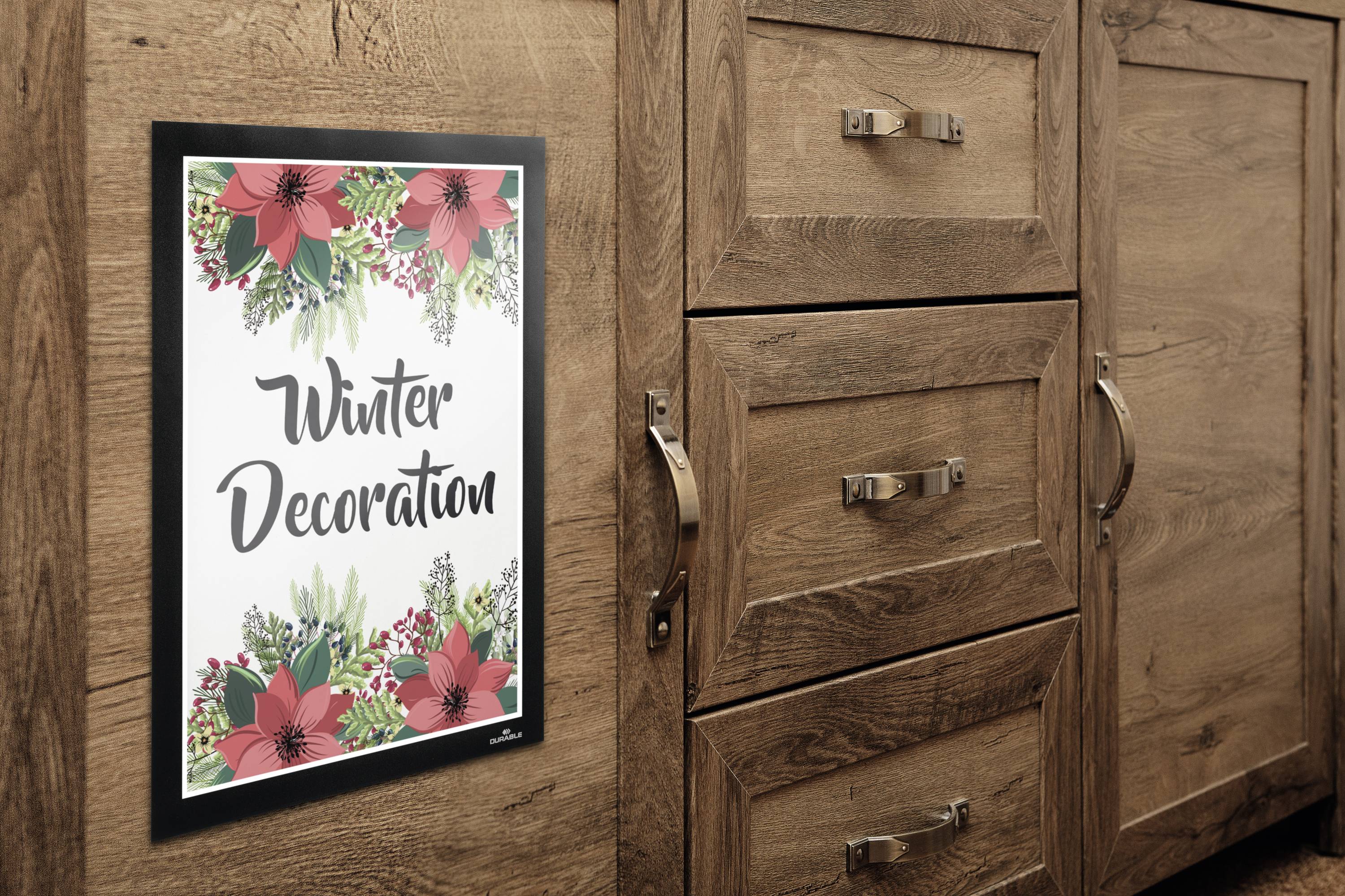 Ein hölzernes Möbelstück, an dem ein Schild mit der Aufschrift 'Winter Decoration' hängt, umgeben von roten und grünen Blumenmustern.