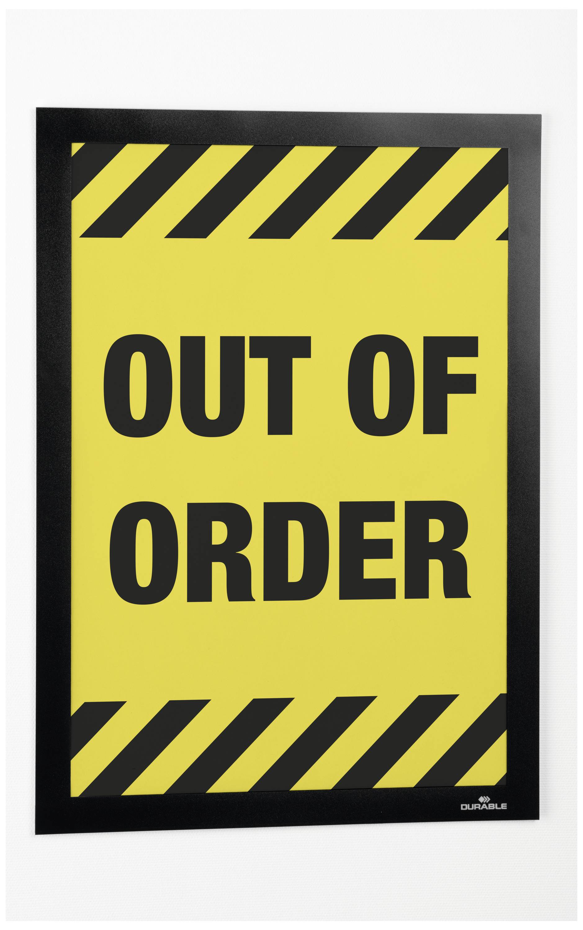 Gelbes Schild mit schwarzem Rand, großem Text 'OUT OF ORDER', signalisiert, dass etwas außer Betrieb ist.