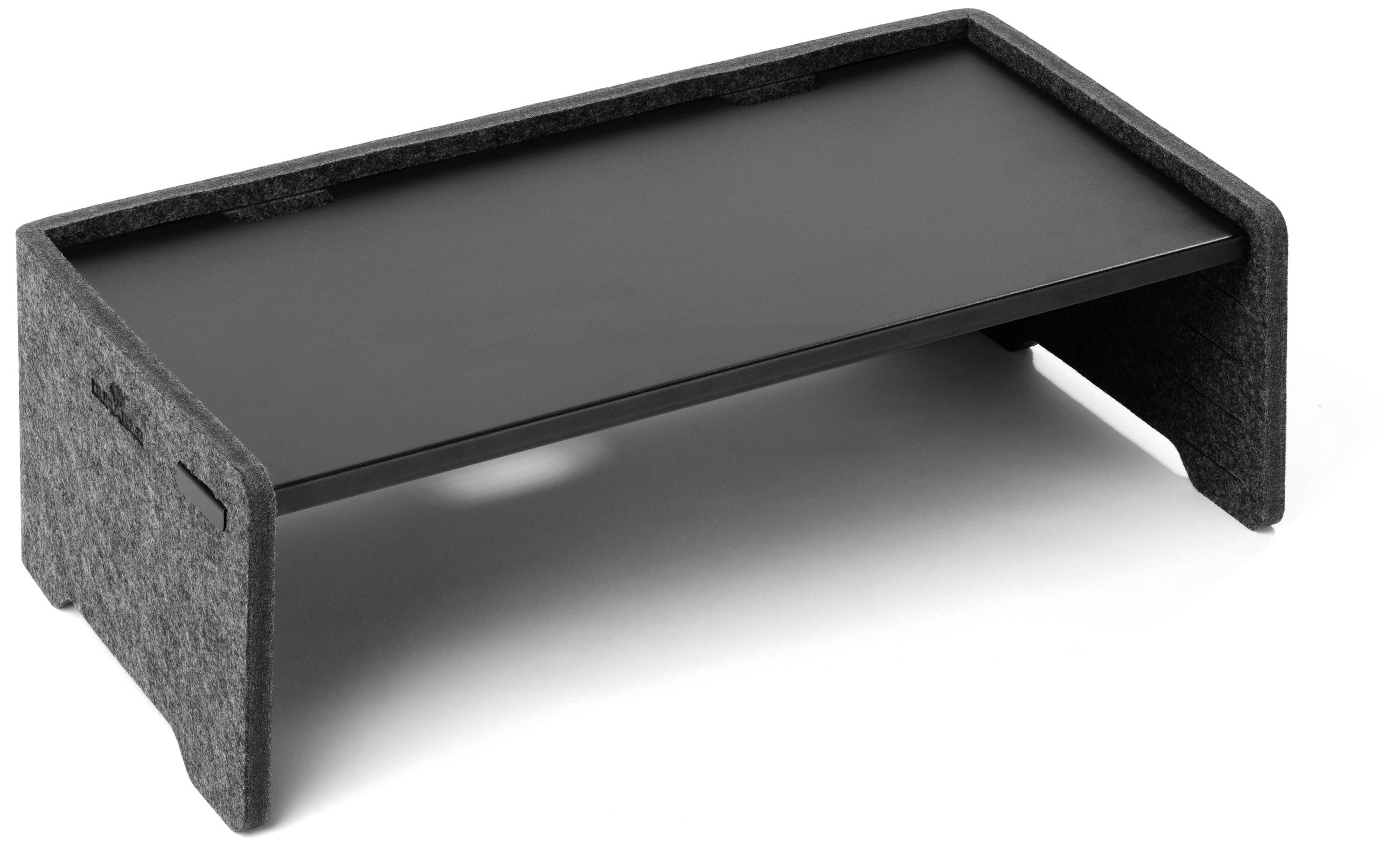 Schwarzer, rechteckiger Schreibtischaufsatz aus Holz mit Filzverkleidung an den Seiten. Geeignet zur Erhöhung von Monitoren.