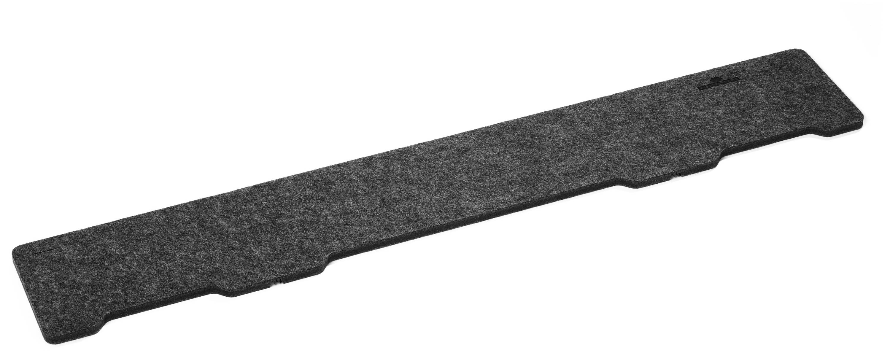 Eine rechteckige, graue Filzleiste mit unregelmäßigen Kanten; dient als dekoratives oder funktionales Element.
