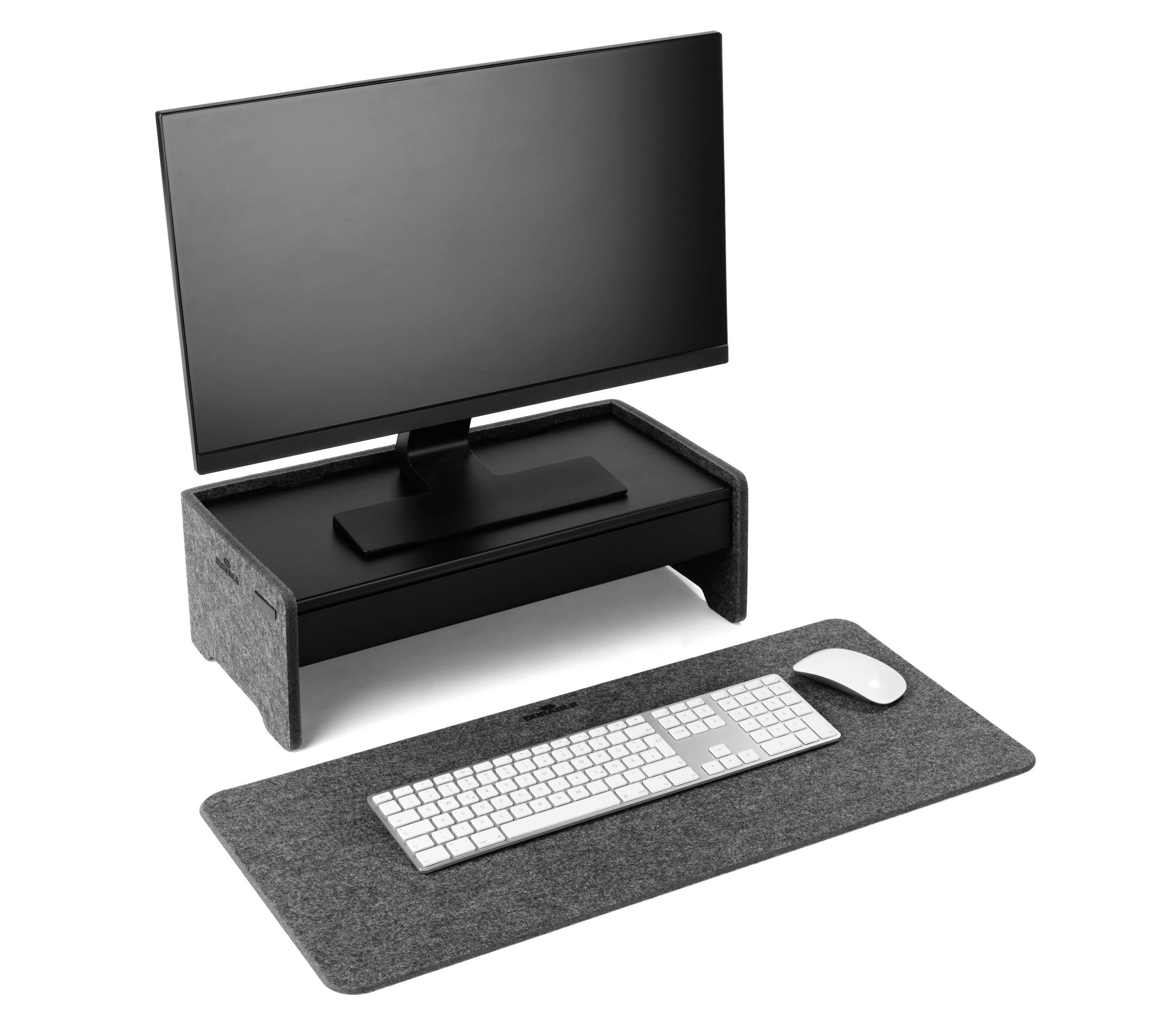 Ein Computerbildschirm steht auf einer grauen Ablage. Davor liegt eine Tastatur und Maus auf einer grauen Filzmatte.