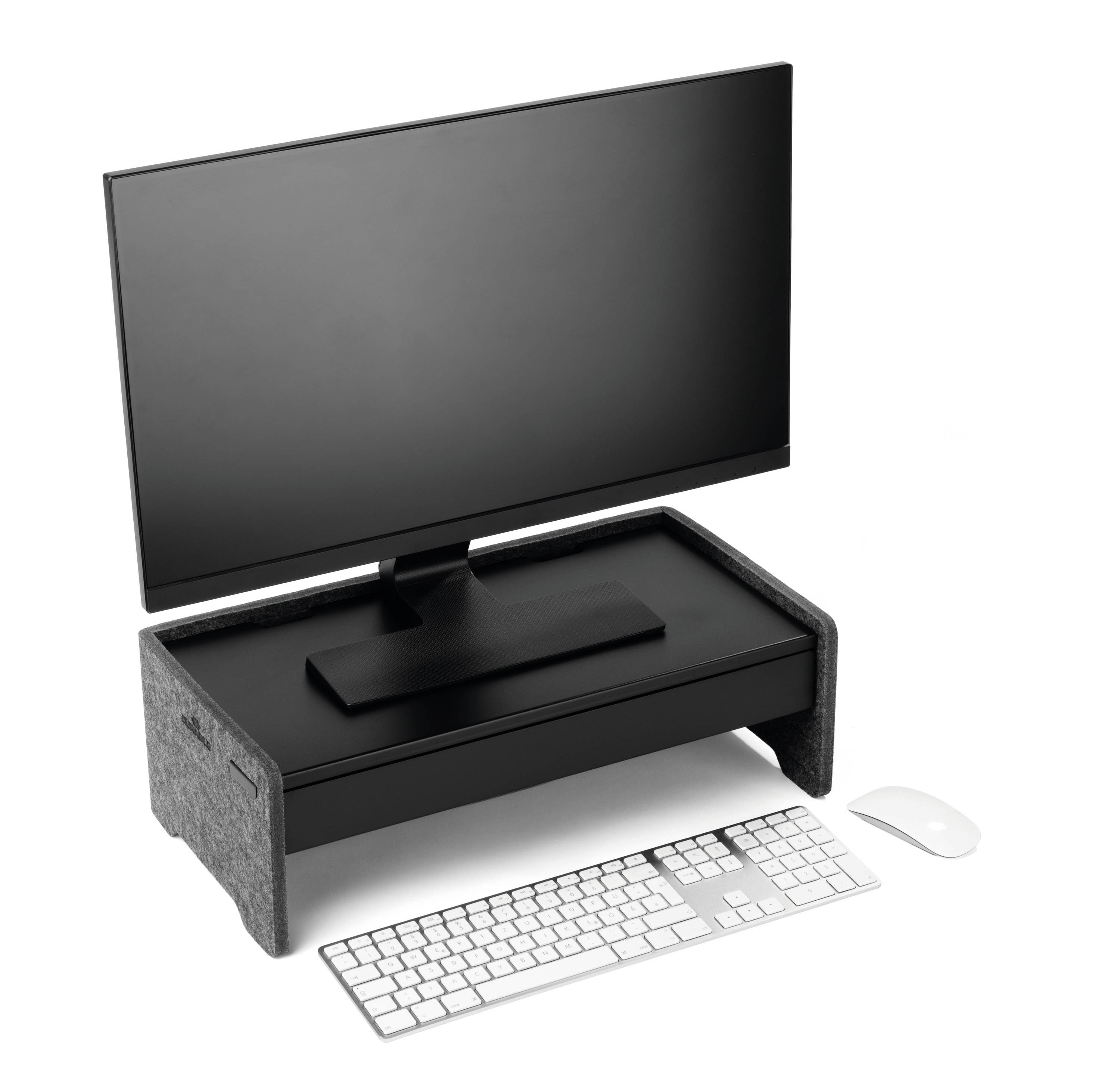 Ein Computerbildschirm auf einem schwarzen Monitorständer mit Tastatur und Maus darunter, vor weißem Hintergrund.