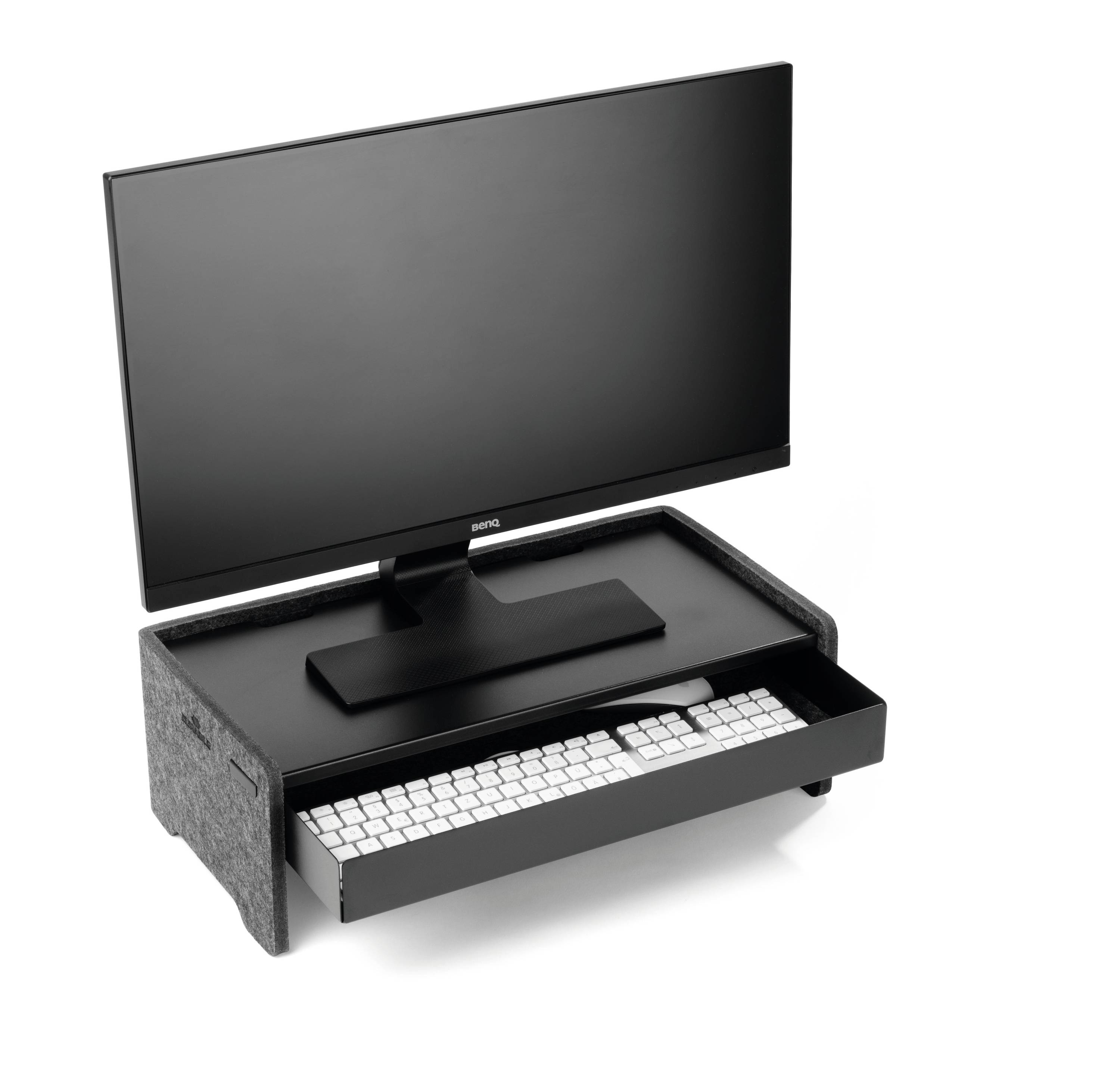 Ein Computermonitor steht auf einem Monitorständer mit einer darunter liegenden Schublade, die eine Tastatur beherbergt.