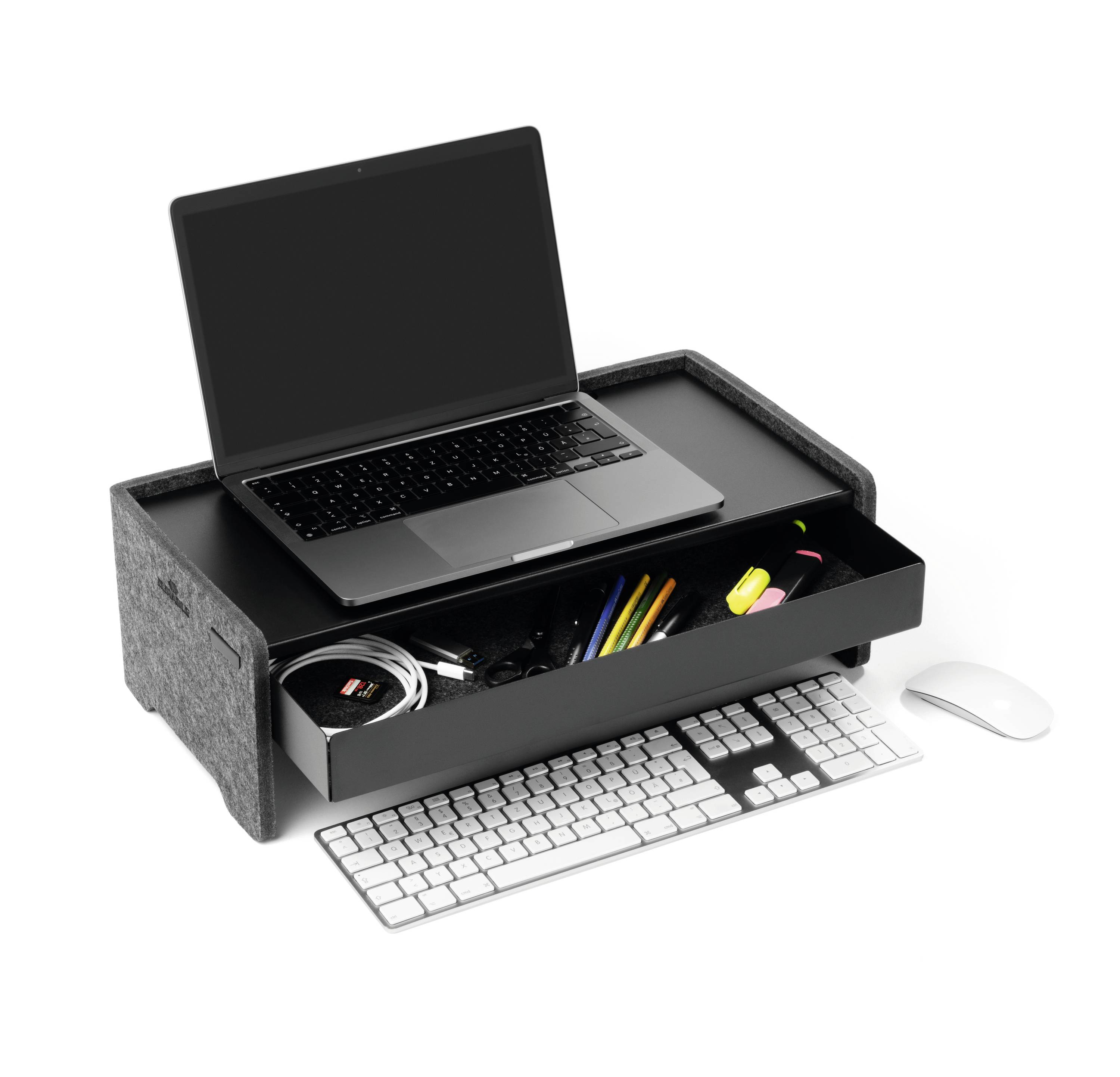 Laptop auf einem Organizer mit Schublade voller Bürobedarf. Darunter eine Tastatur und eine Maus. Ideal für Schreibtischordnung.