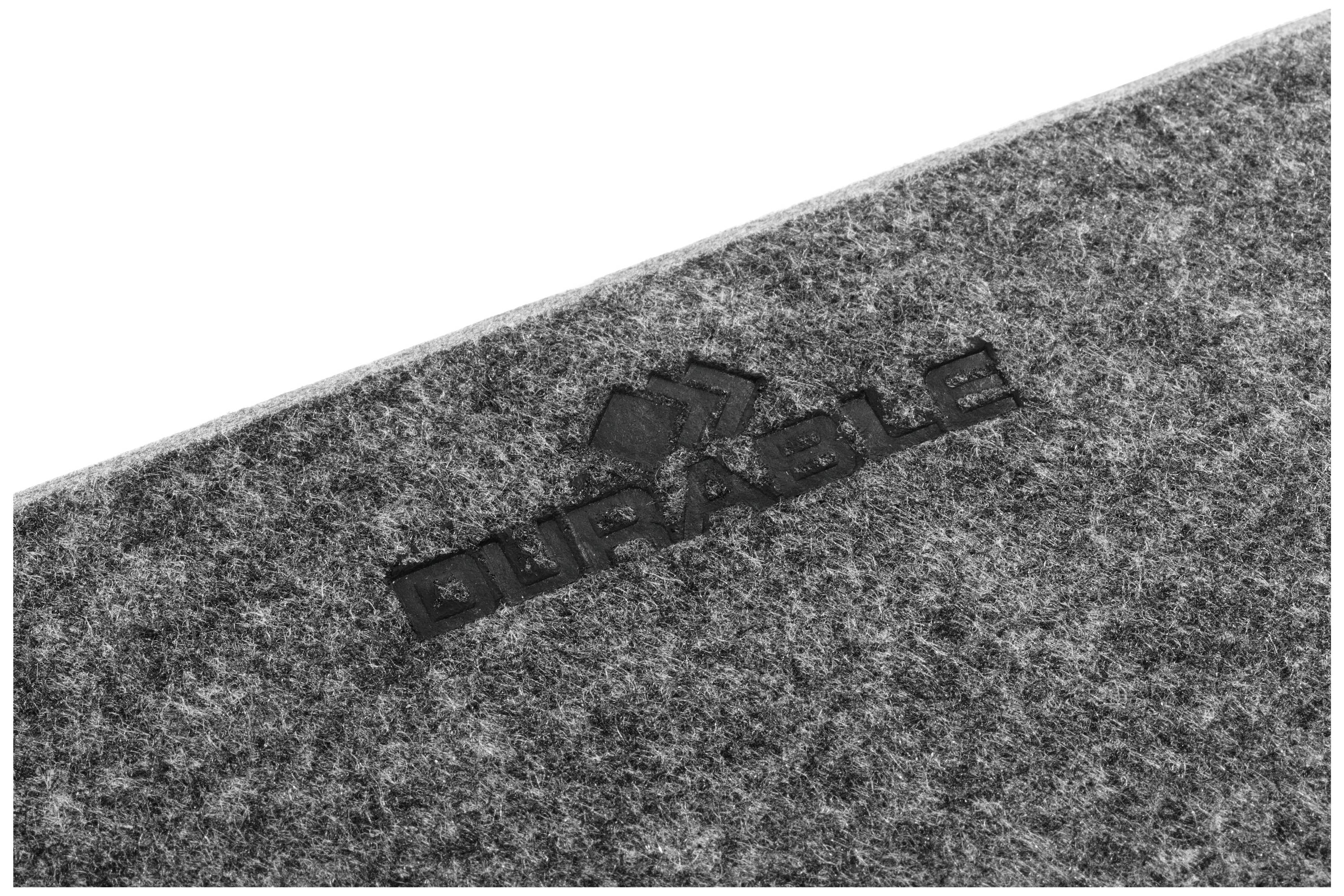 Graue Filzunterlage mit geprägtem Logo in der Mitte.