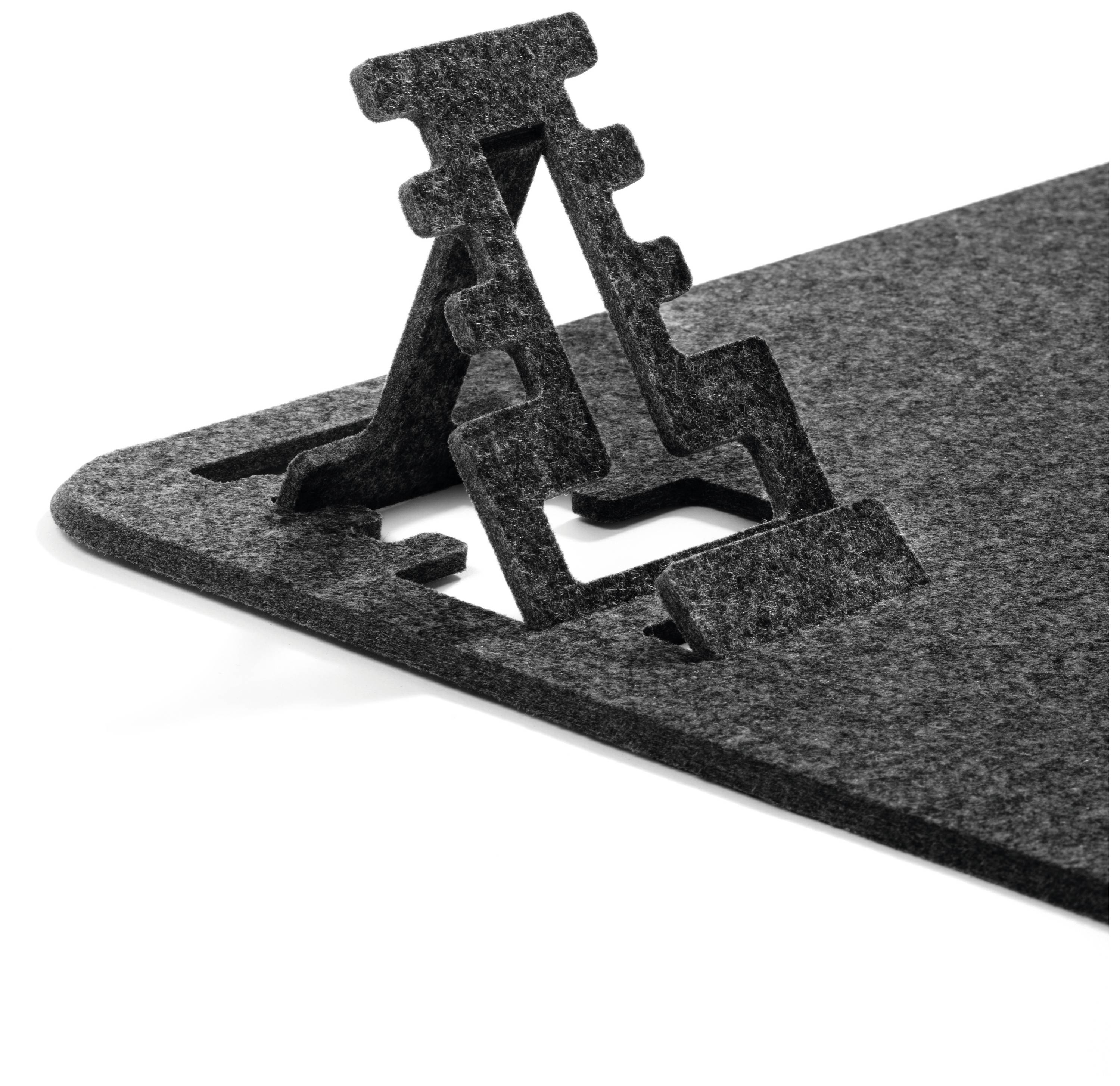 Eine stufenverstellbare, moderne Buchstütze aus grauem Filz steht auf einer ebenen Oberfläche.