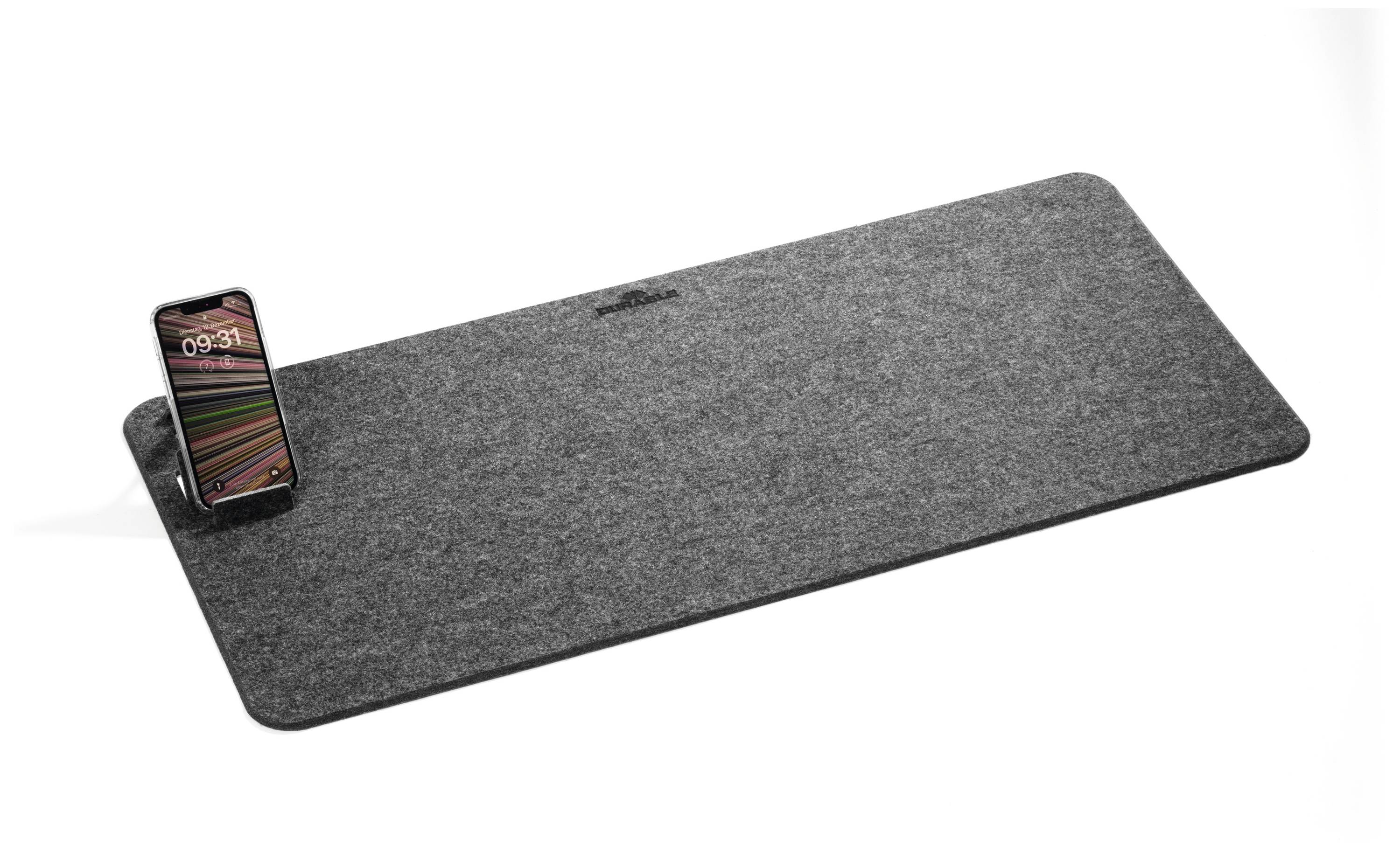 Eine graue Filzmatte mit drahtloser Ladestation, auf der ein Smartphone liegt. Das Smartphone zeigt die Uhrzeit 09:31 an.