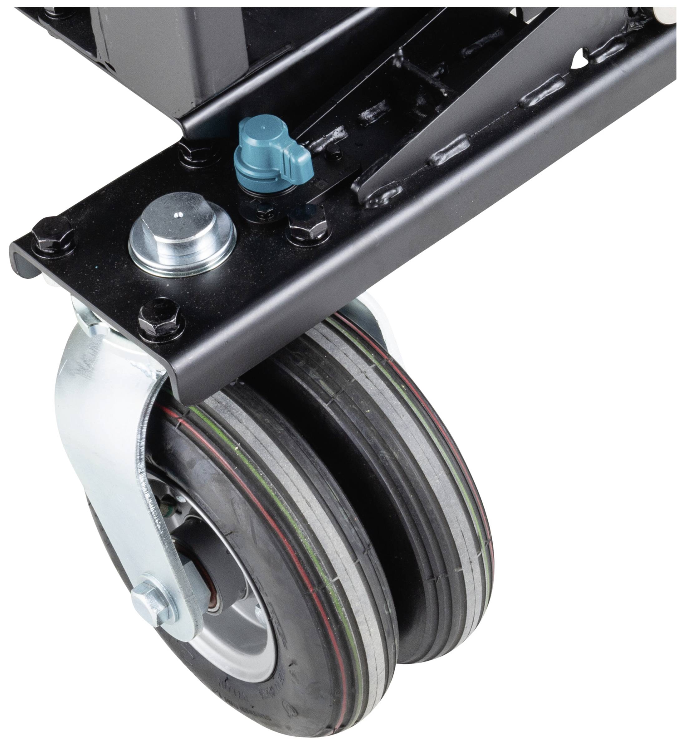 Nahaufnahme von zwei schwarzen Rollen eines Transportwagens, mit einem blauen Hebel oben.