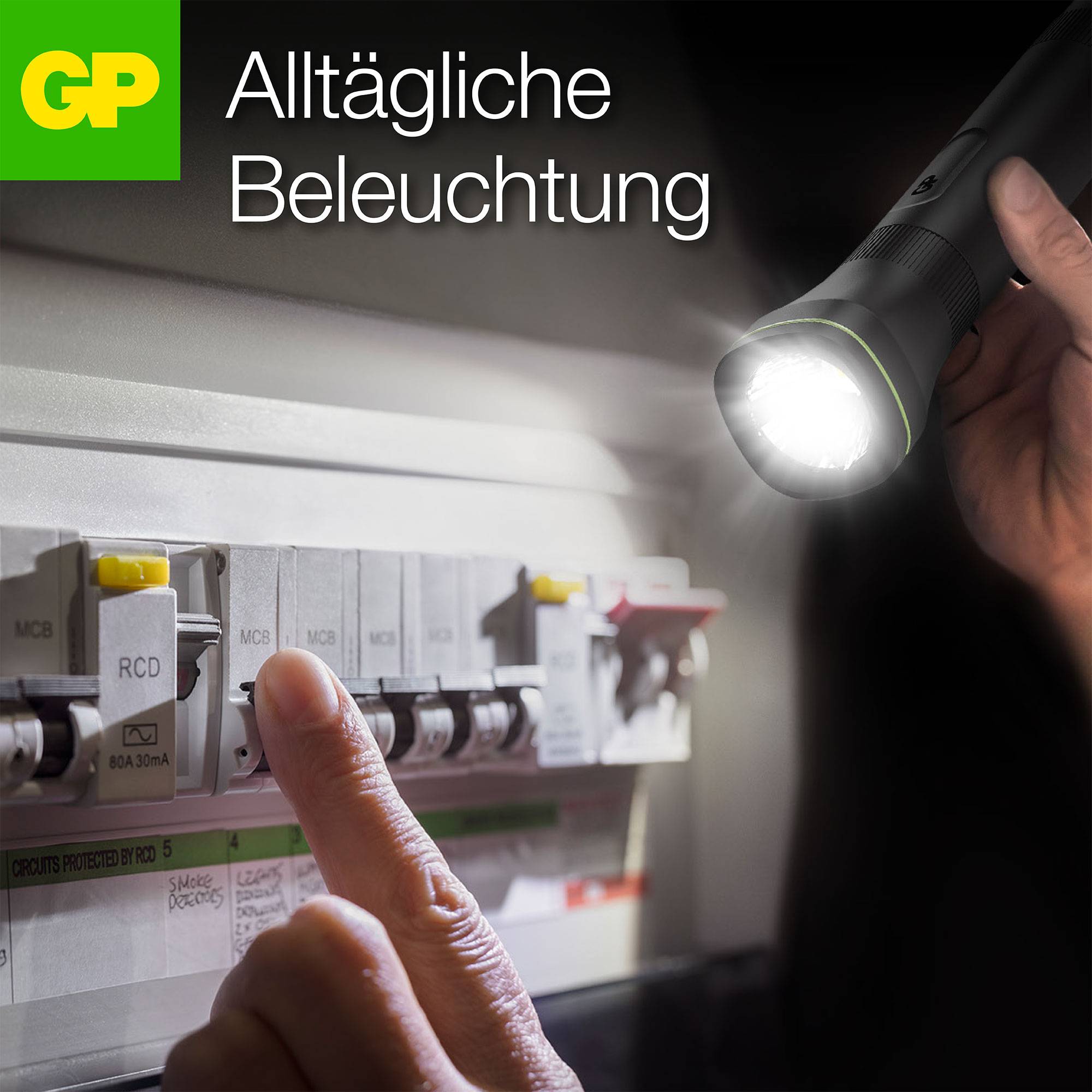 'Alltägliche Beleuchtung': Eine Hand hält eine Taschenlampe und leuchtet auf einen Sicherungskasten.