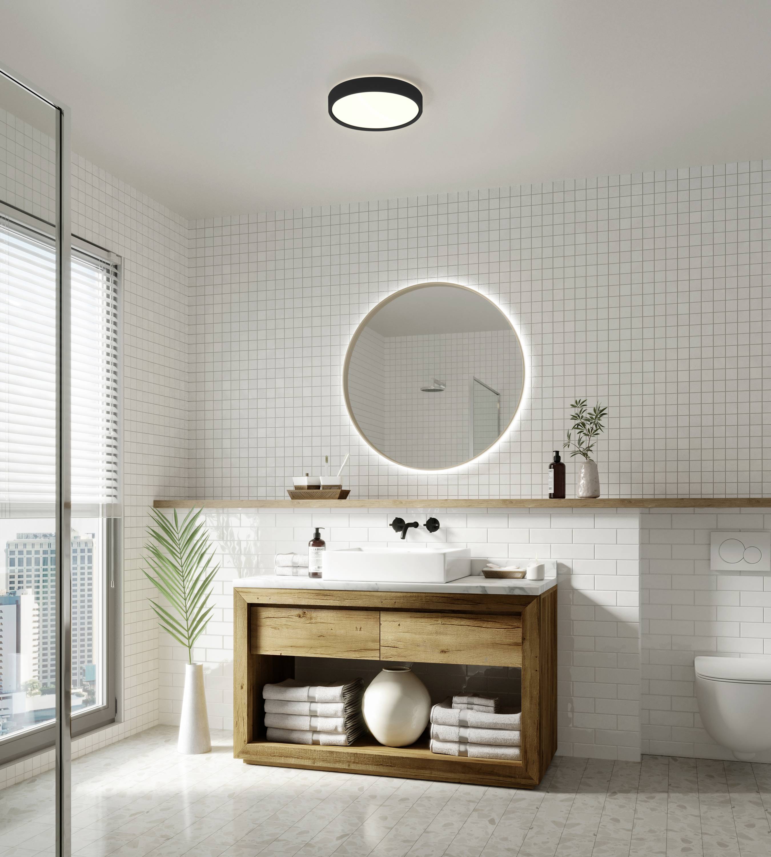 Badezimmer mit einem Holzwaschtisch, rundem Spiegel, Pflanzen und großen Fenstern. Helle, moderne Einrichtung mit minimalistischer Dekoration.