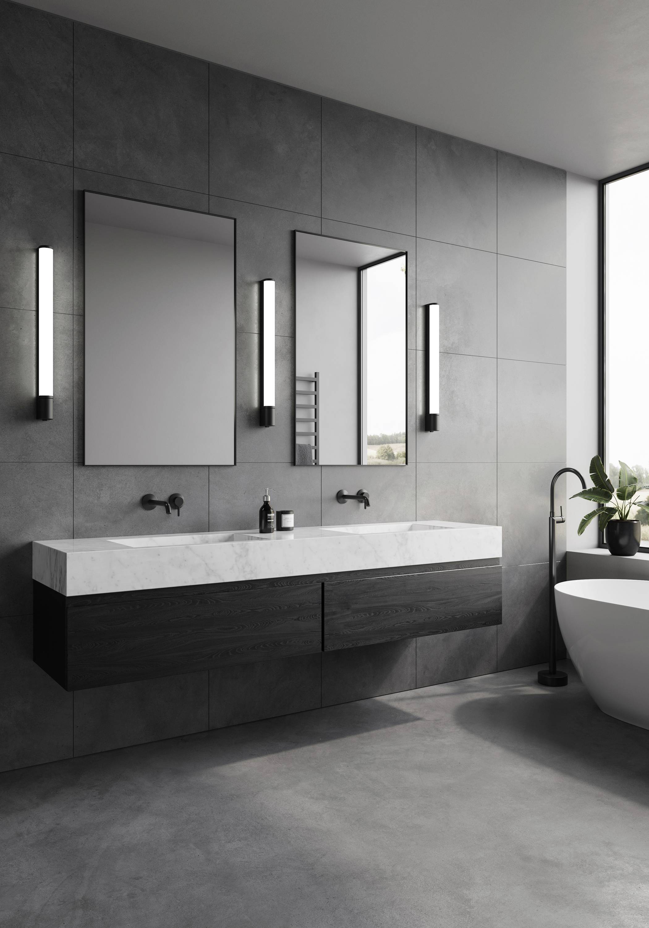 Modernes Badezimmer mit dunklem Waschtisch, zwei Spiegeln und Wandlampen; freie Badewanne rechts, großes Fenster links.