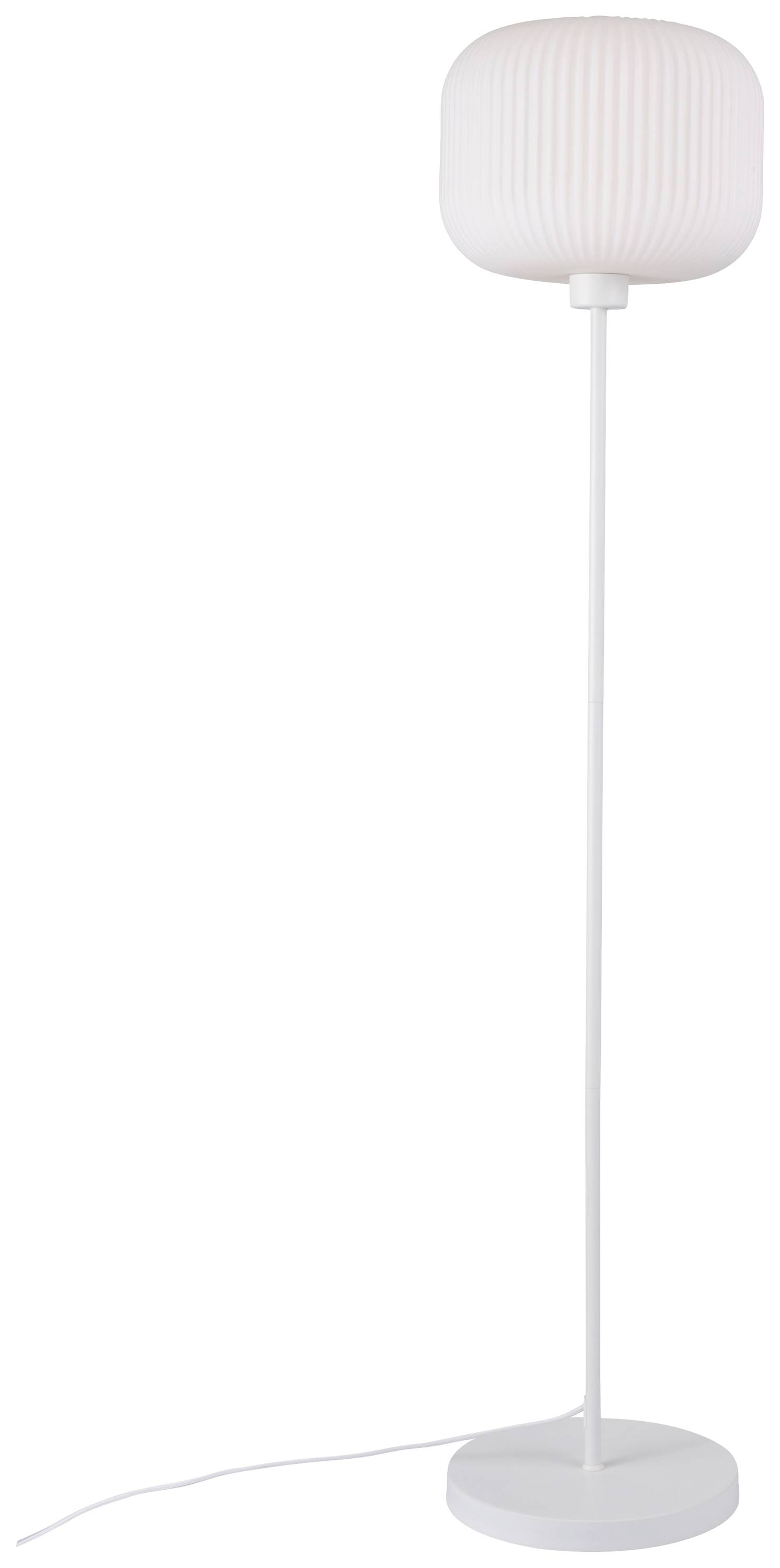 Weiße Stehlampe mit schlankem Ständer und rundem, geripptem Lampenschirm. Sie steht auf einem runden Sockel, Kabel am Boden.