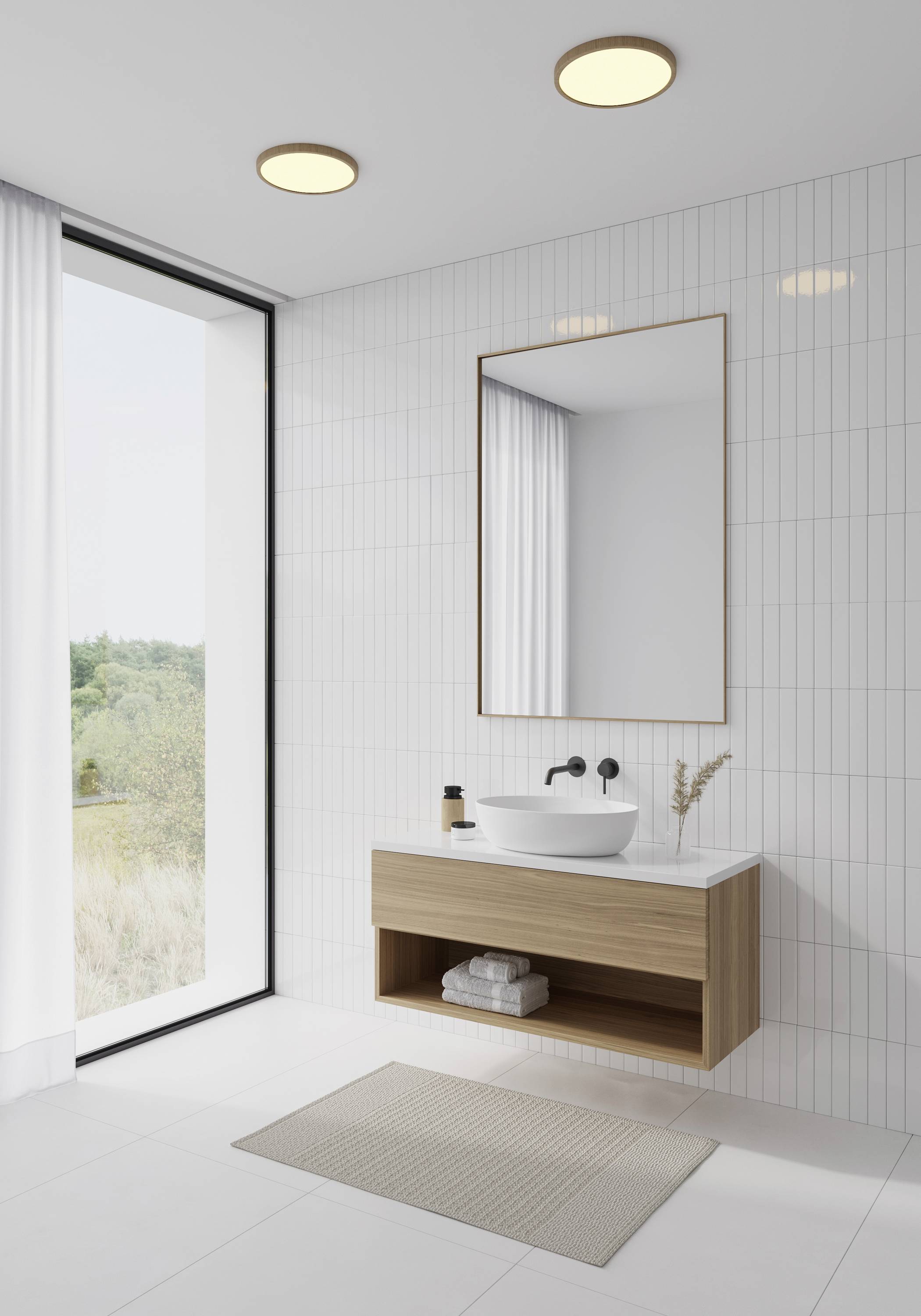 Badezimmer mit Holzwaschtisch, rundem Waschbecken und großem Spiegel. Helle Fliesenwände, Fenster mit Blick auf grüne Landschaft.