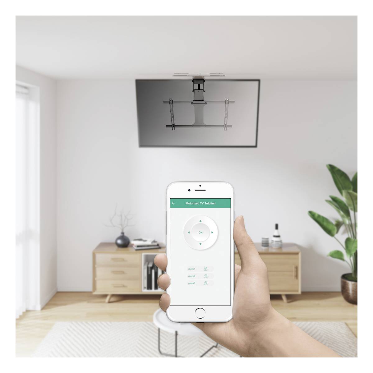 Eine Person hält ein Smartphone mit einer App zur Steuerung eines an der Decke montierten TV-Halters; Wohnzimmer im Hintergrund.