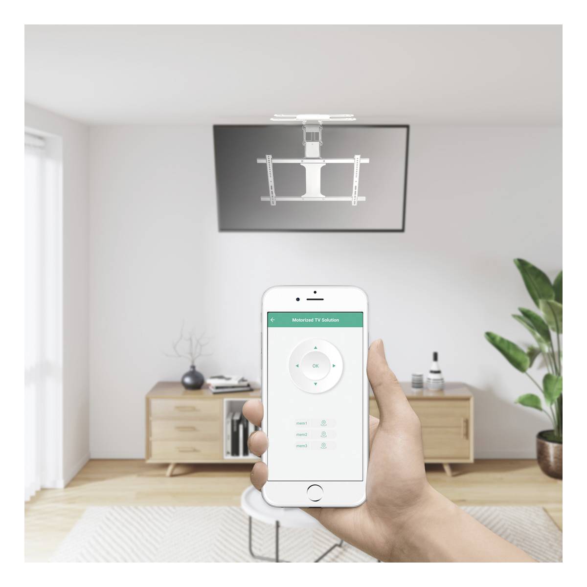 Eine Person hält ein Smartphone in einem modernen Wohnzimmer. Auf dem Bildschirm ist eine App zur Steuerung eines Deckenventilators zu sehen.